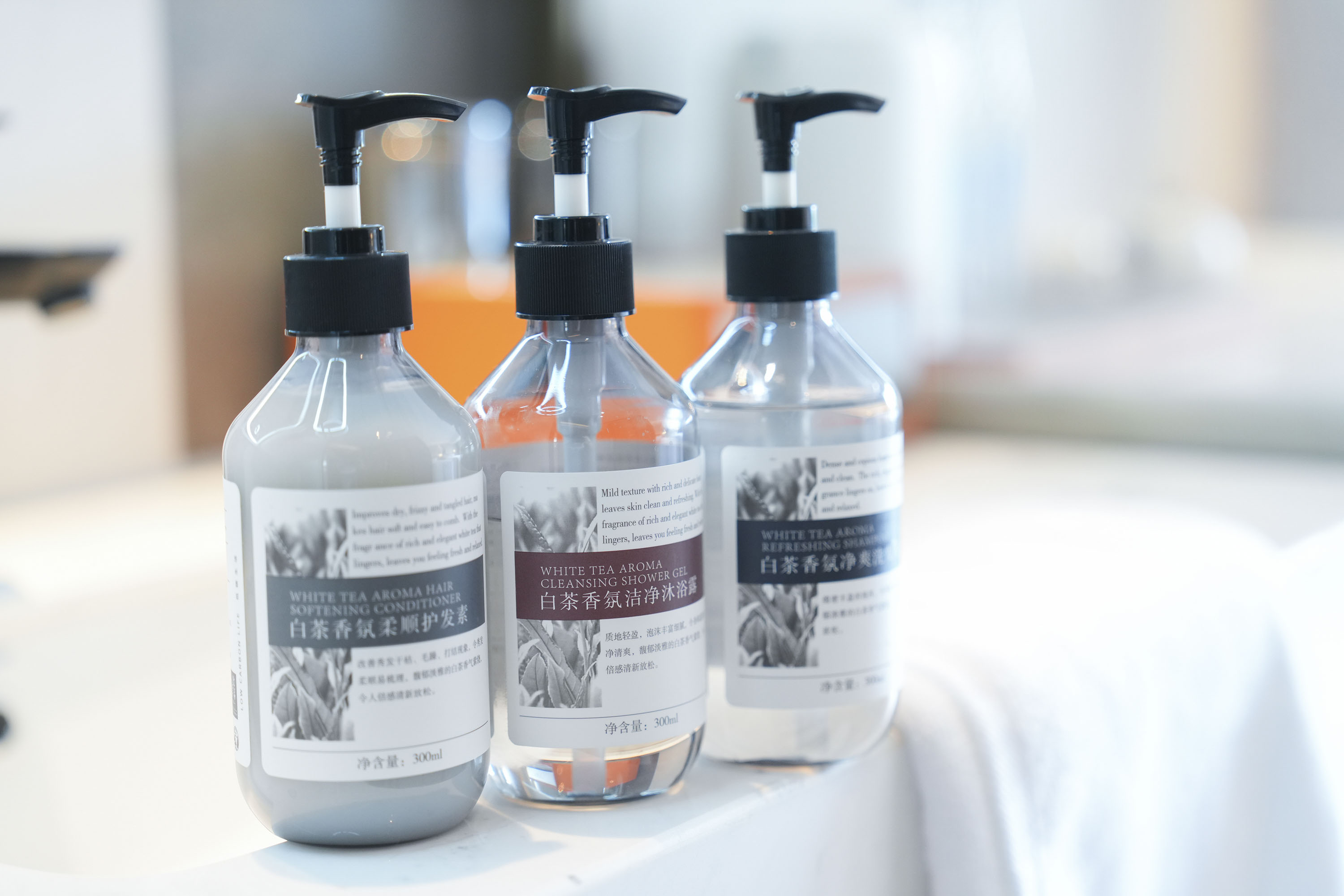 Guest room bath at the Howard Johnson by Wyndham Life Kunming Guandu Hotel in Kunming, Other than US/Canada