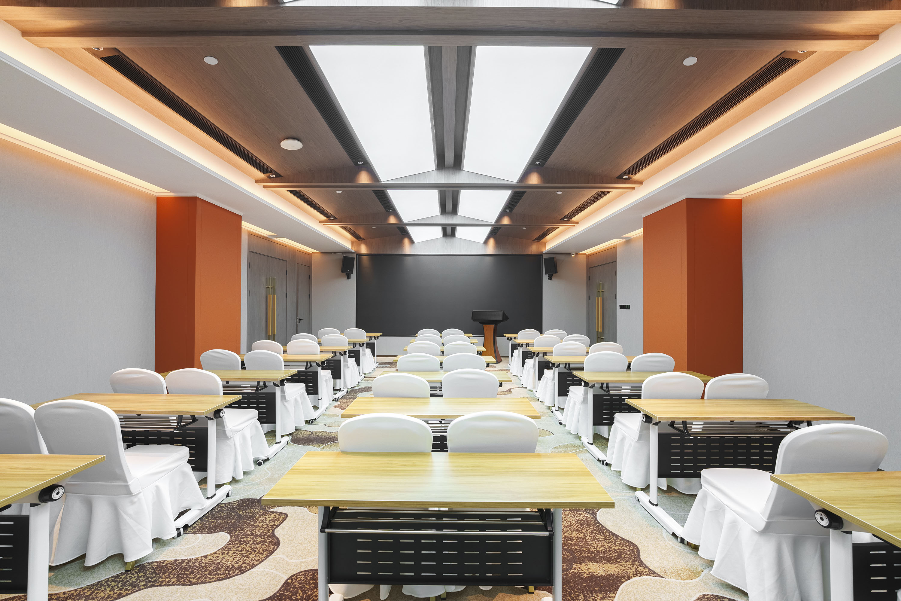 Meeting room at Howard Johnson by Wyndham Life Kunming Guandu Hotel in Kunming, Other than US/Canada