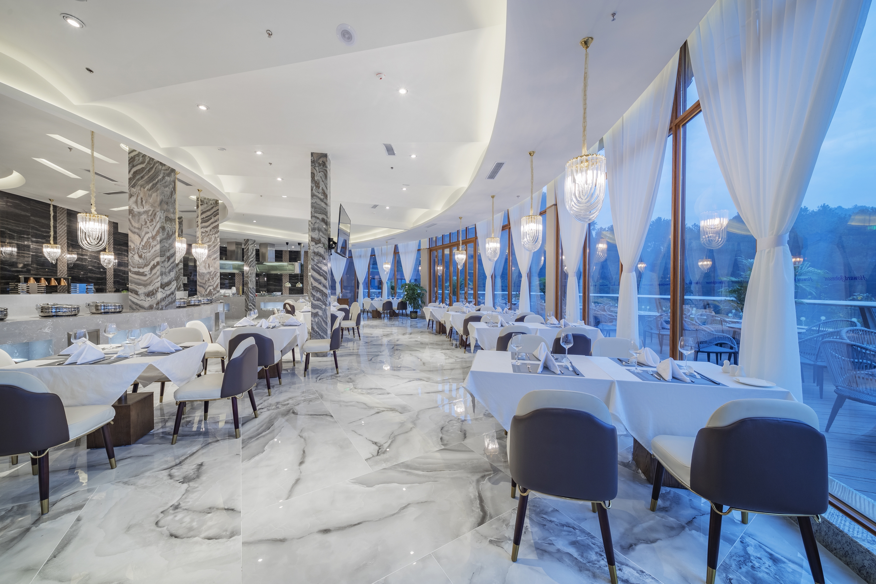 Howard Johnson by Wyndham Lake Serenity Hotel Neijiang cafe in Neijiang City, Other than US/Canada