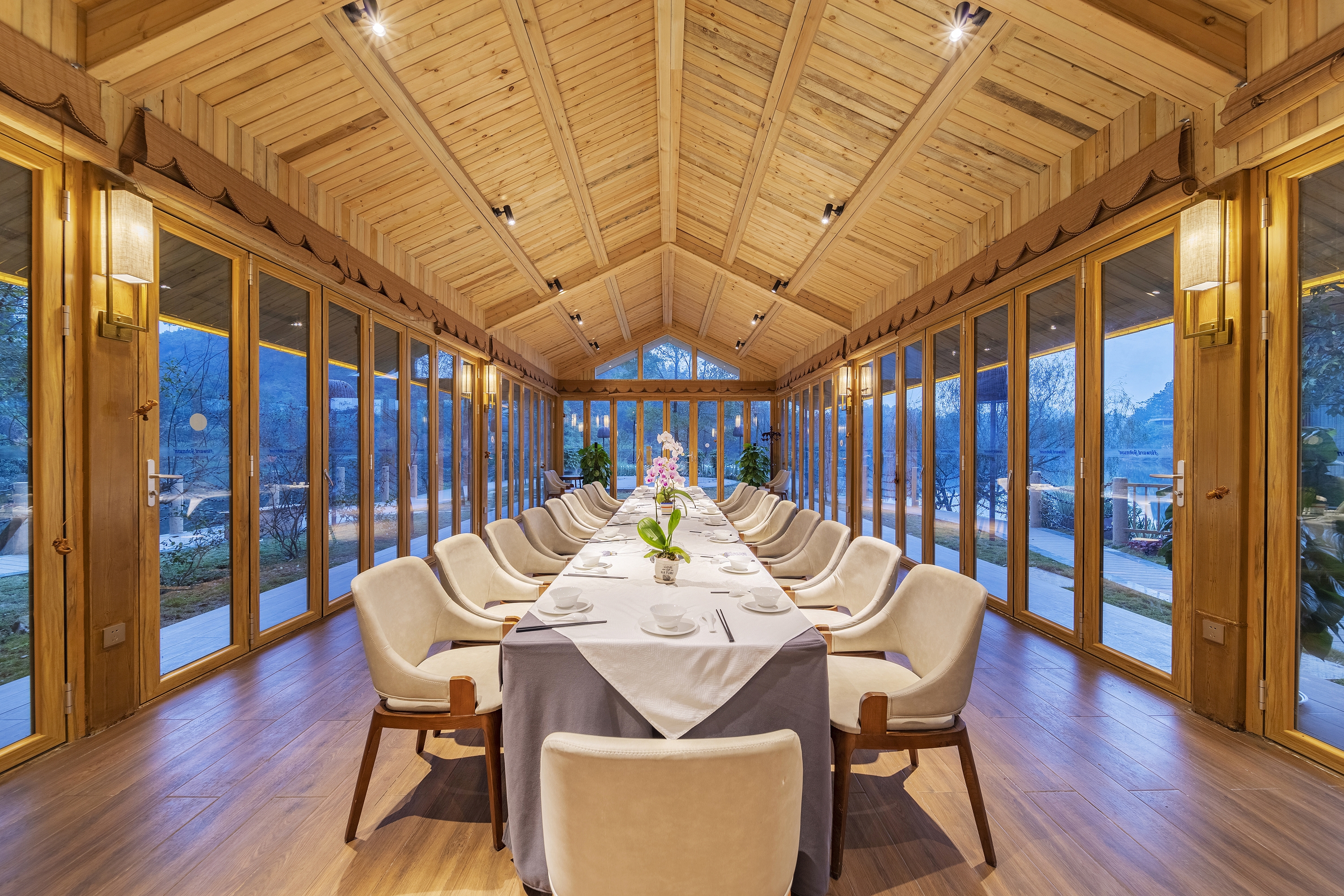 Howard Johnson by Wyndham Lake Serenity Hotel Neijiang restaurant in Neijiang City, Other than US/Canada