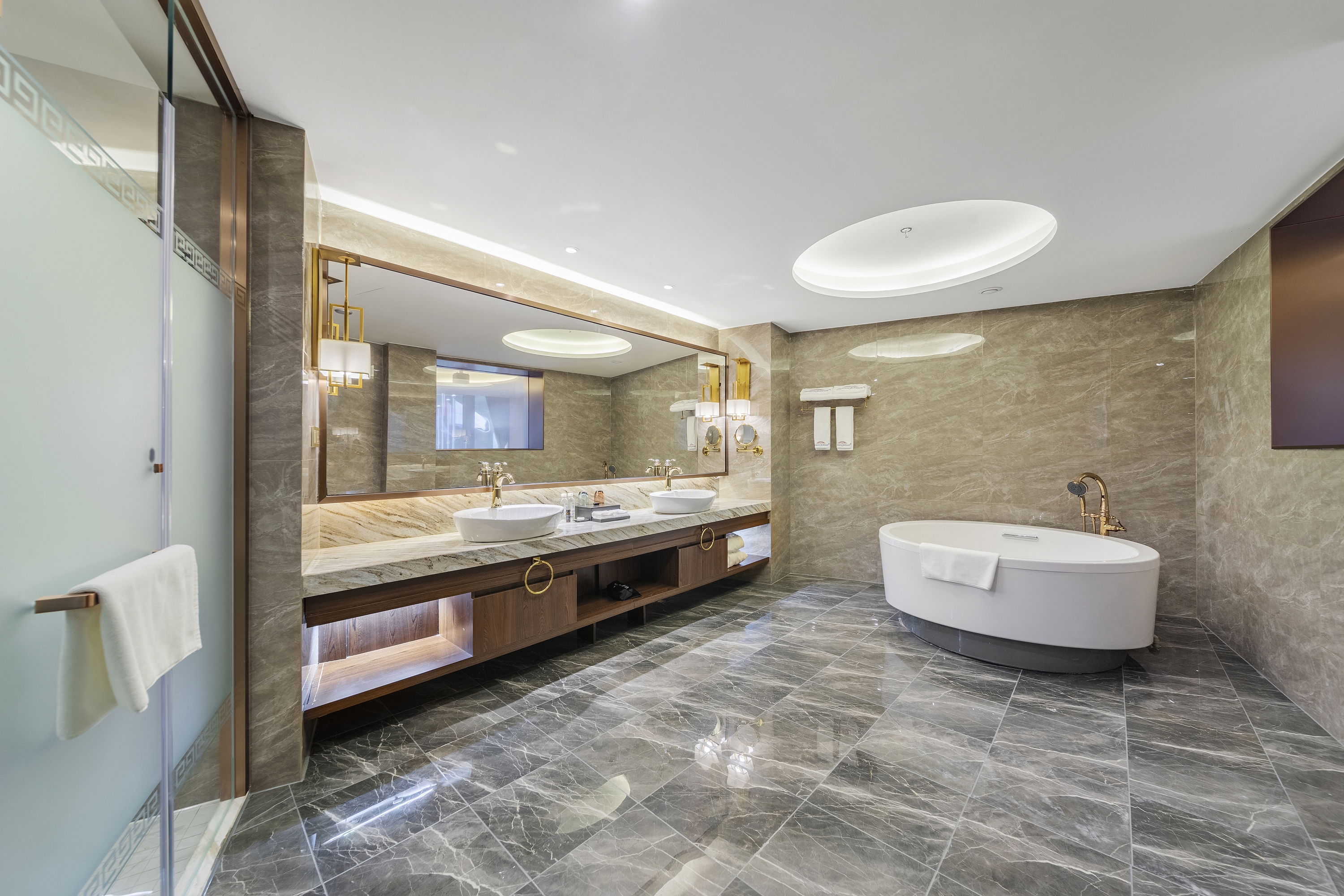 Guest room bath at the Howard Johnson by Wyndham Lake Serenity Hotel Neijiang in Neijiang City, Other than US/Canada