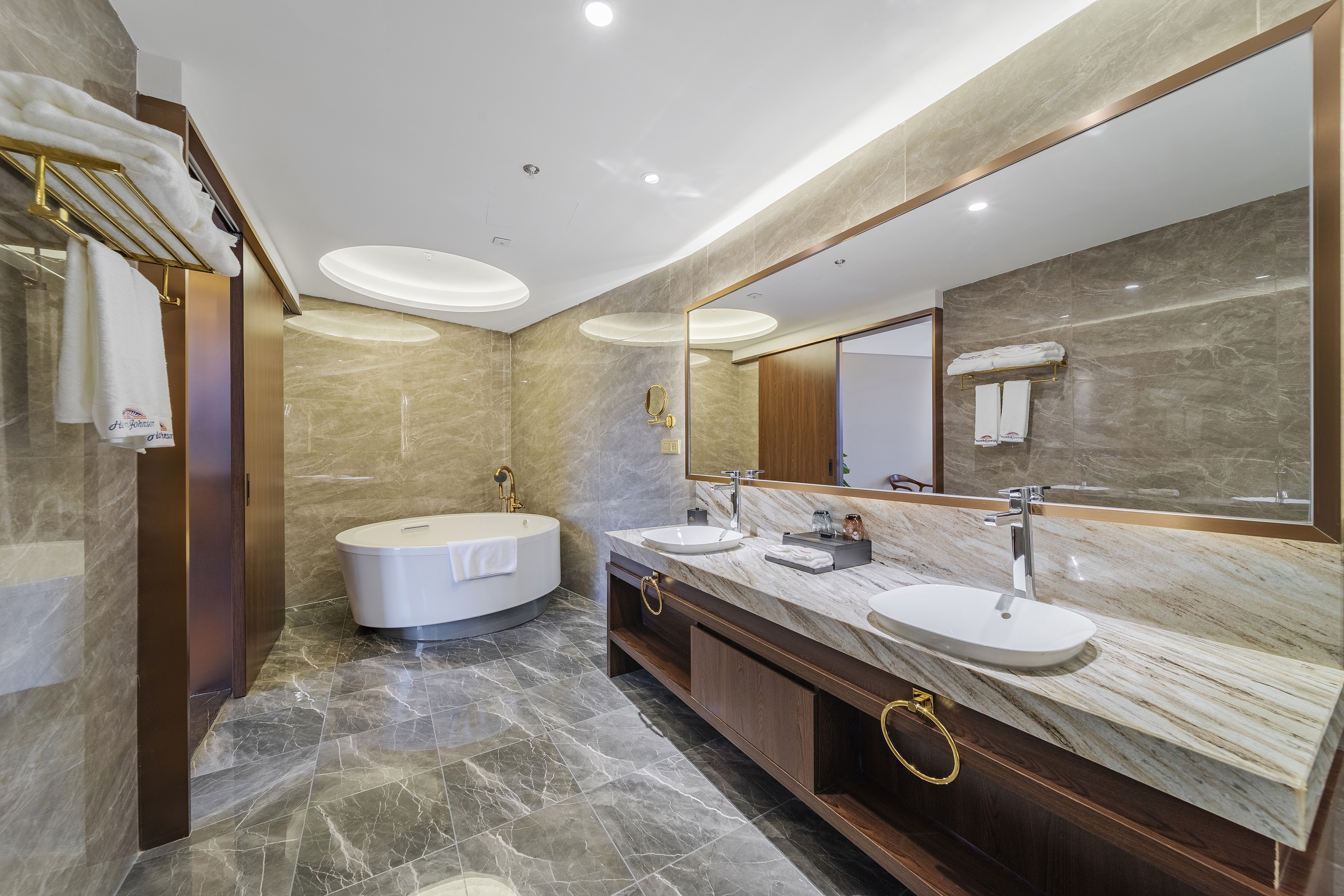 Guest room bath at the Howard Johnson by Wyndham Lake Serenity Hotel Neijiang in Neijiang City, Other than US/Canada