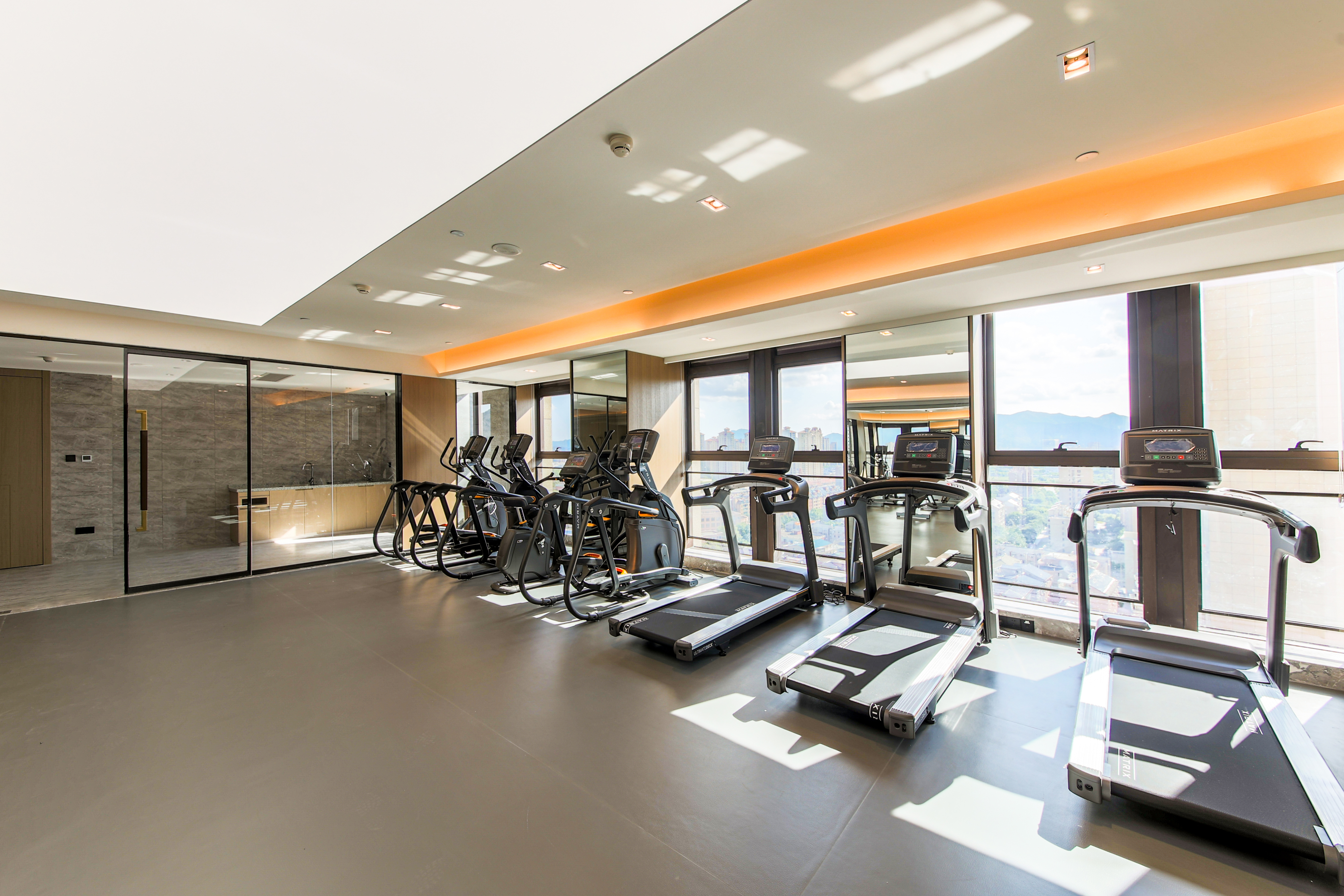 Fitness room at Howard Johnson by Wyndham Longxiang Hotel Ningbo in Ningbo, Other than US/Canada