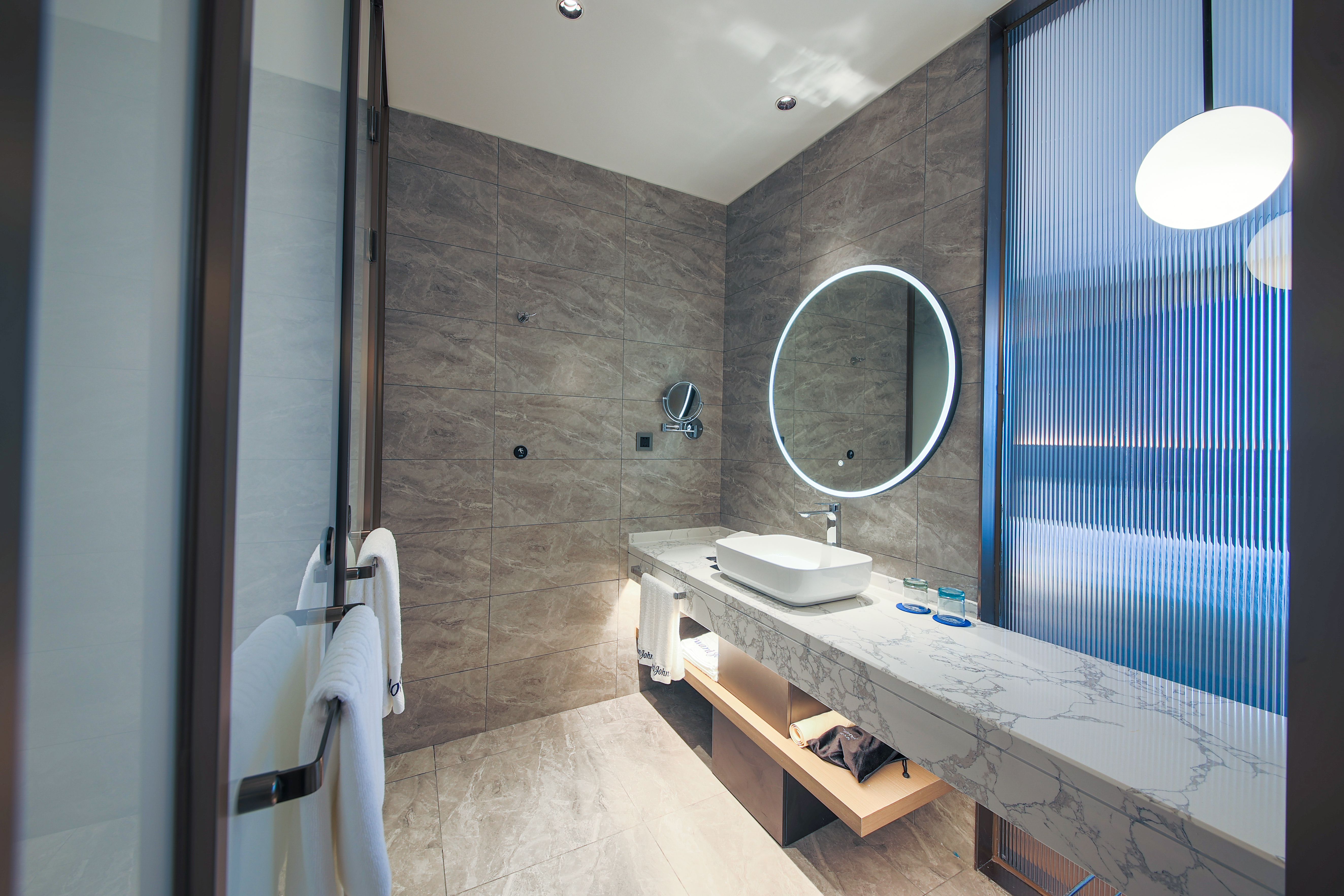 Guest room bath at the Howard Johnson by Wyndham Longxiang Hotel Ningbo in Ningbo, Other than US/Canada