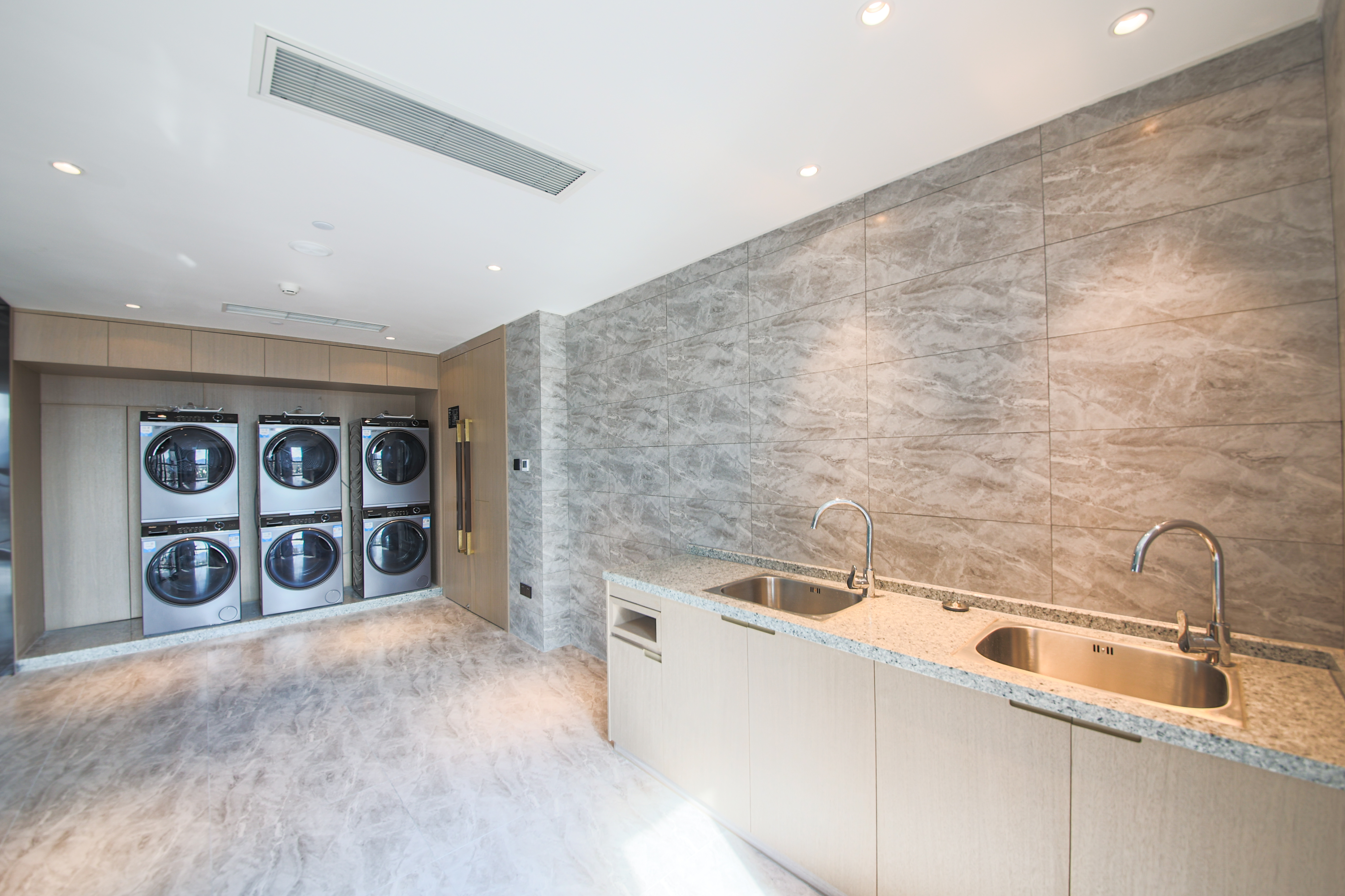 Laundry facilities at Howard Johnson by Wyndham Longxiang Hotel Ningbo in Ningbo, Other than US/Canada