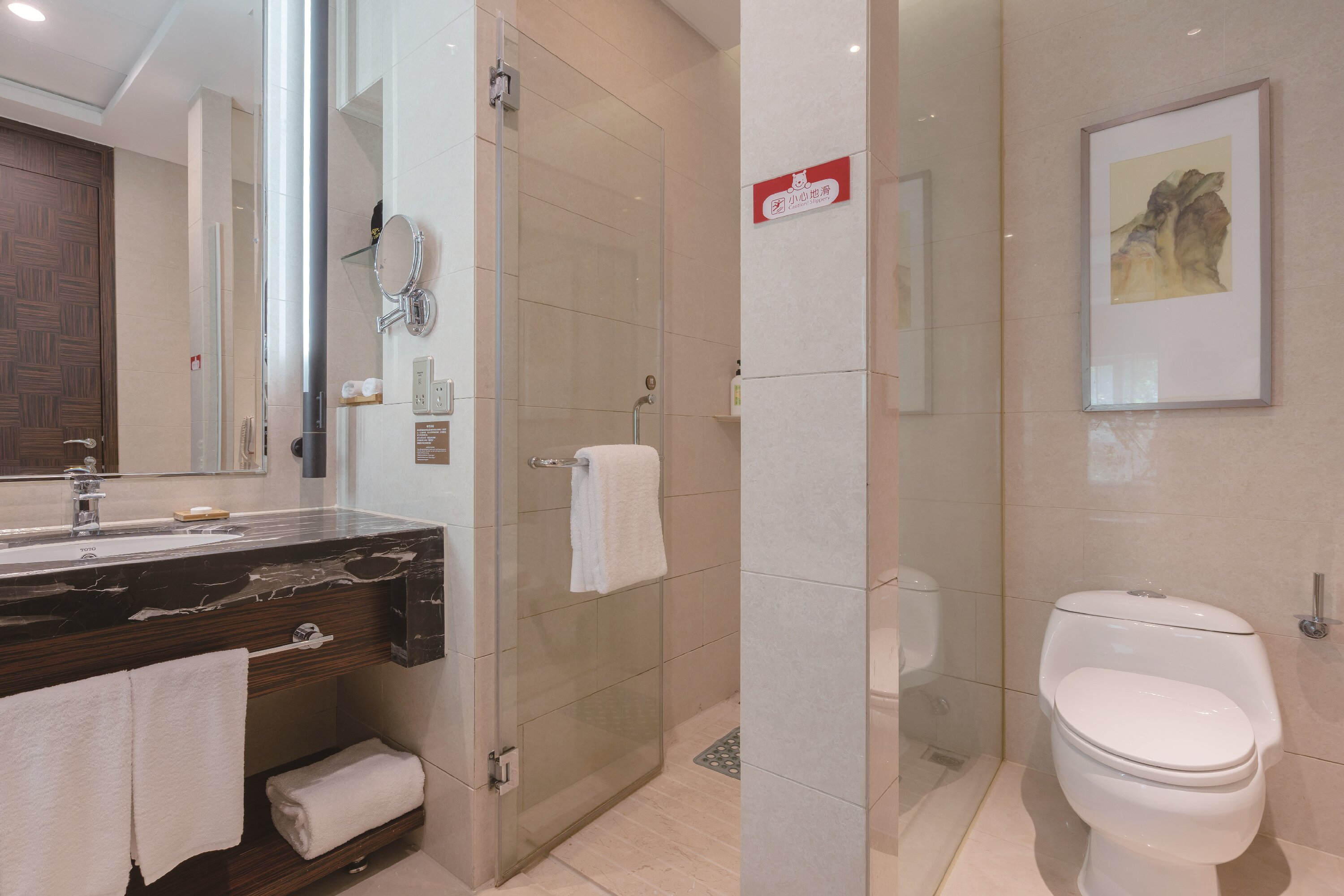 Guest room bath at the Howard Johnson by Wyndham Dongqian Lake Plaza Ningbo in Ningbo, Other than US/Canada