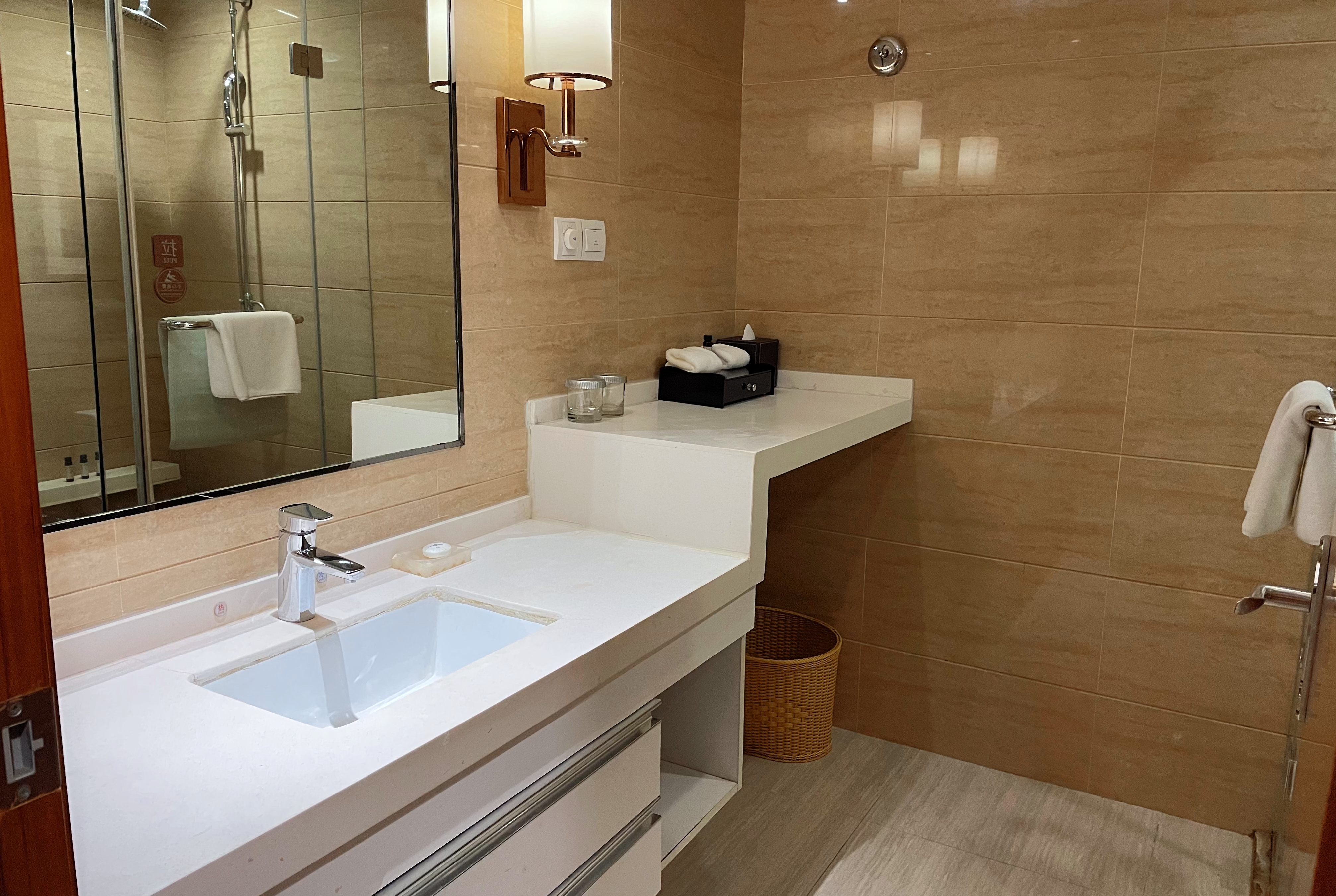 Guest room bath at the Howard Johnson by Wyndham Kangda Plaza Qingdao in Qingdao, Other than US/Canada