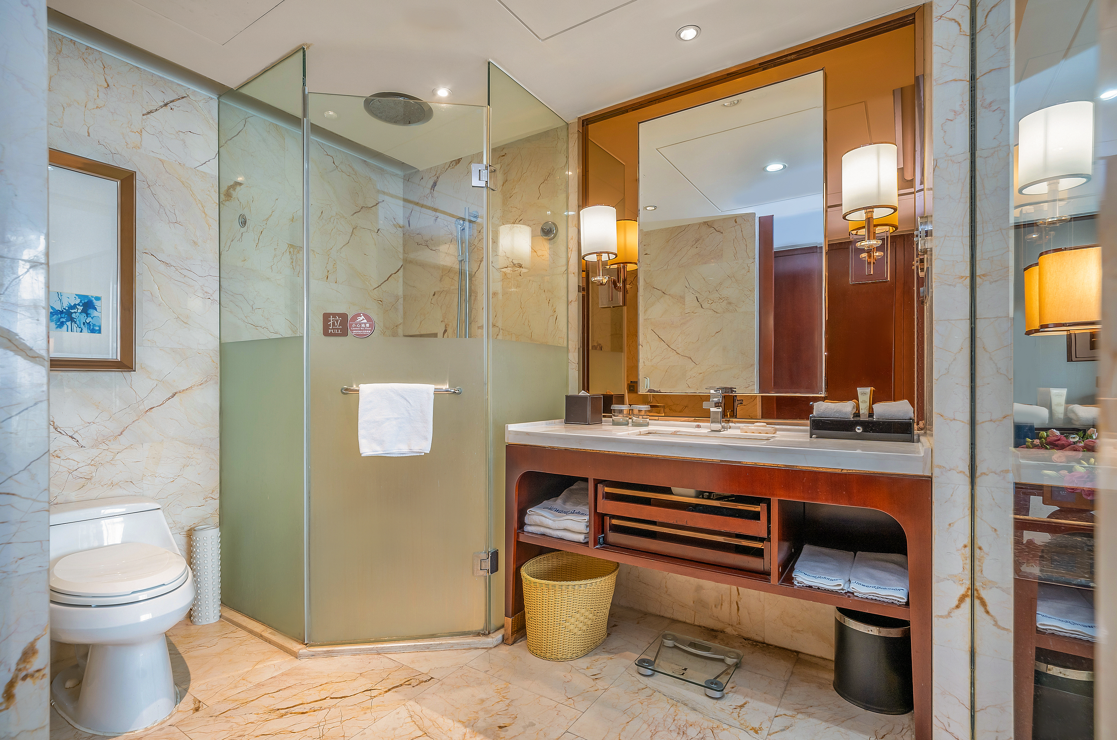 Guest room bath at the Howard Johnson by Wyndham Kangda Plaza Qingdao in Qingdao, Other than US/Canada