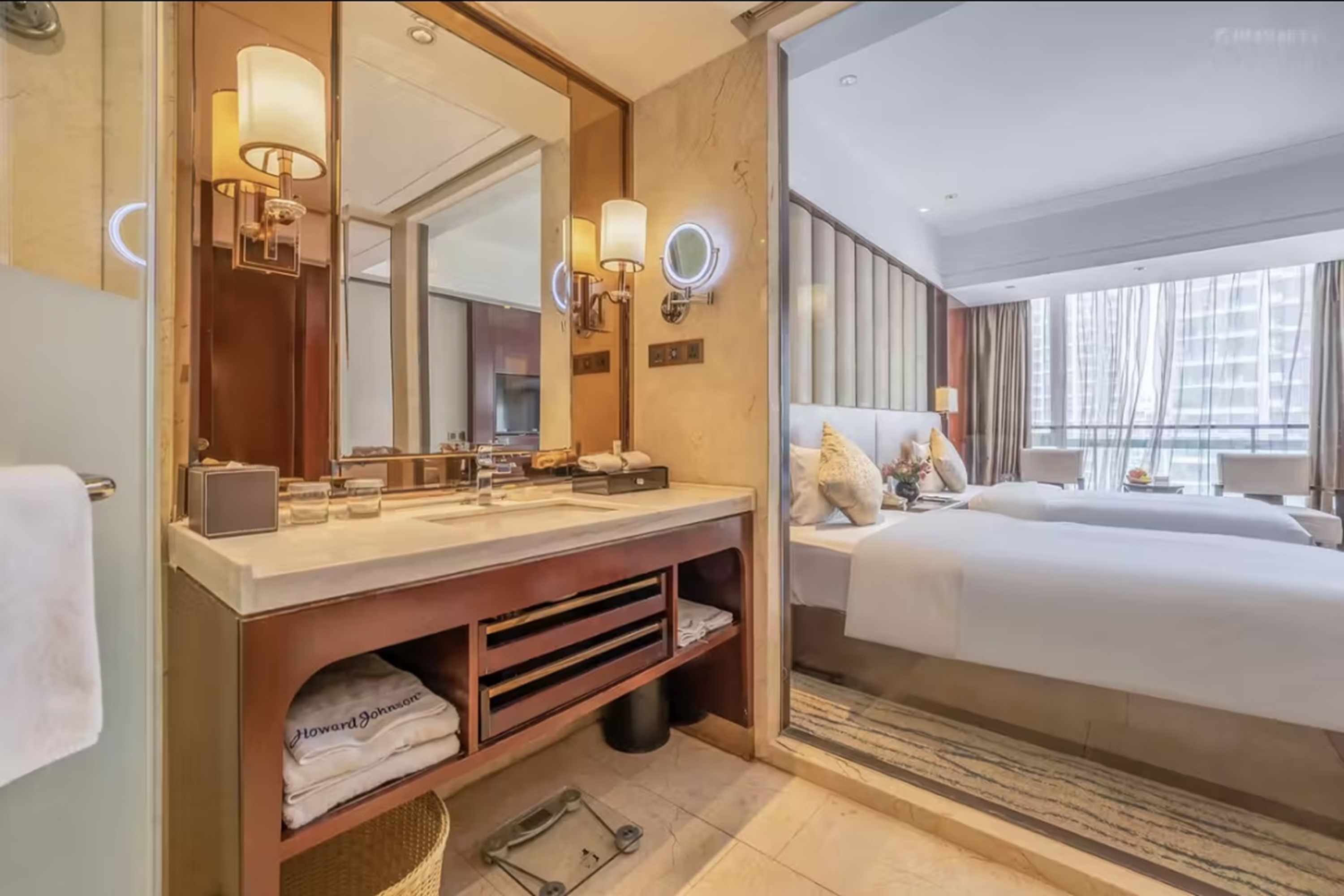 Guest room bath at the Howard Johnson by Wyndham Kangda Plaza Qingdao in Qingdao, Other than US/Canada