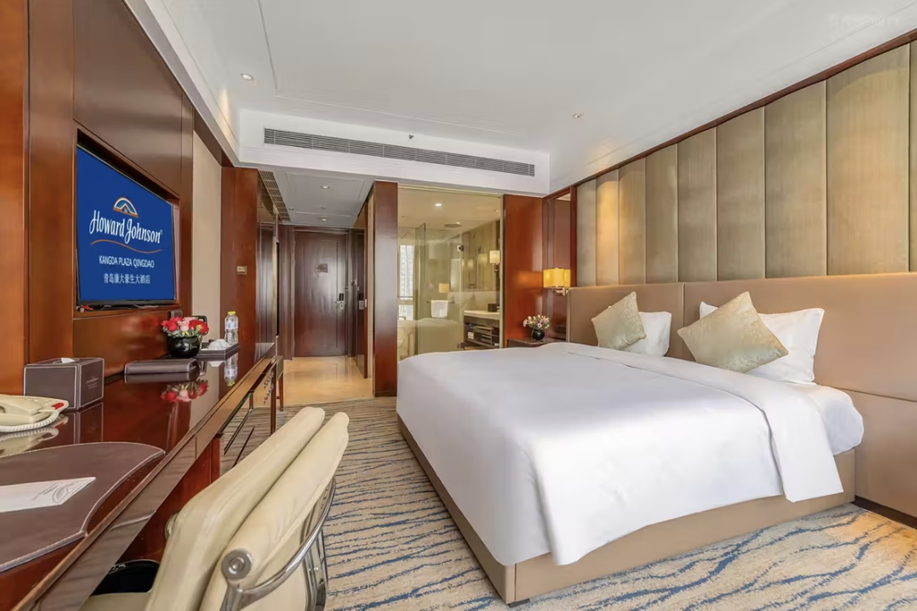 Guest room at the Howard Johnson by Wyndham Kangda Plaza Qingdao in Qingdao, Other than US/Canada