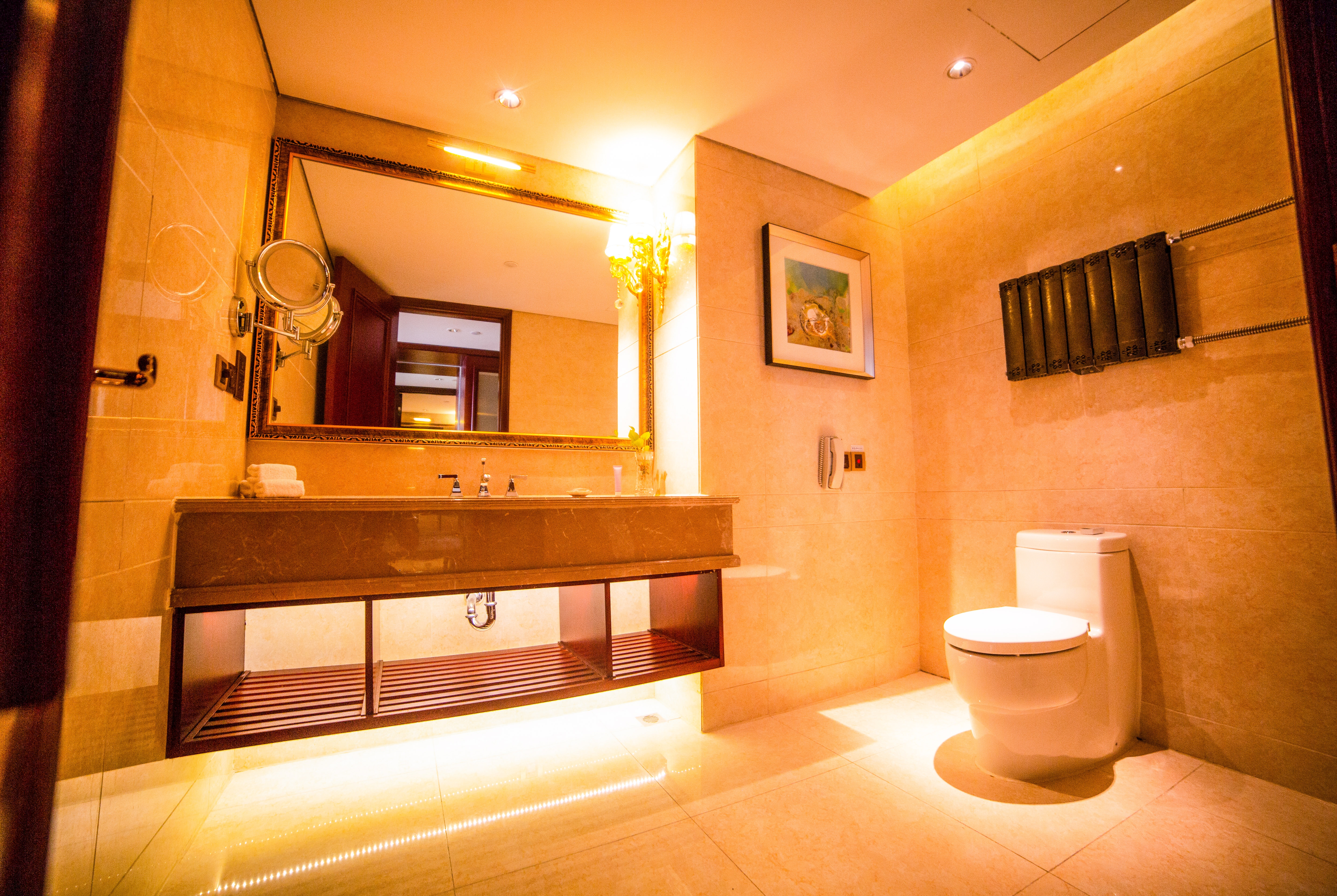 Guest room bath at the Howard Johnson by Wyndham Domando Plaza Wulanchabu in Wulanchabu, Other than US/Canada