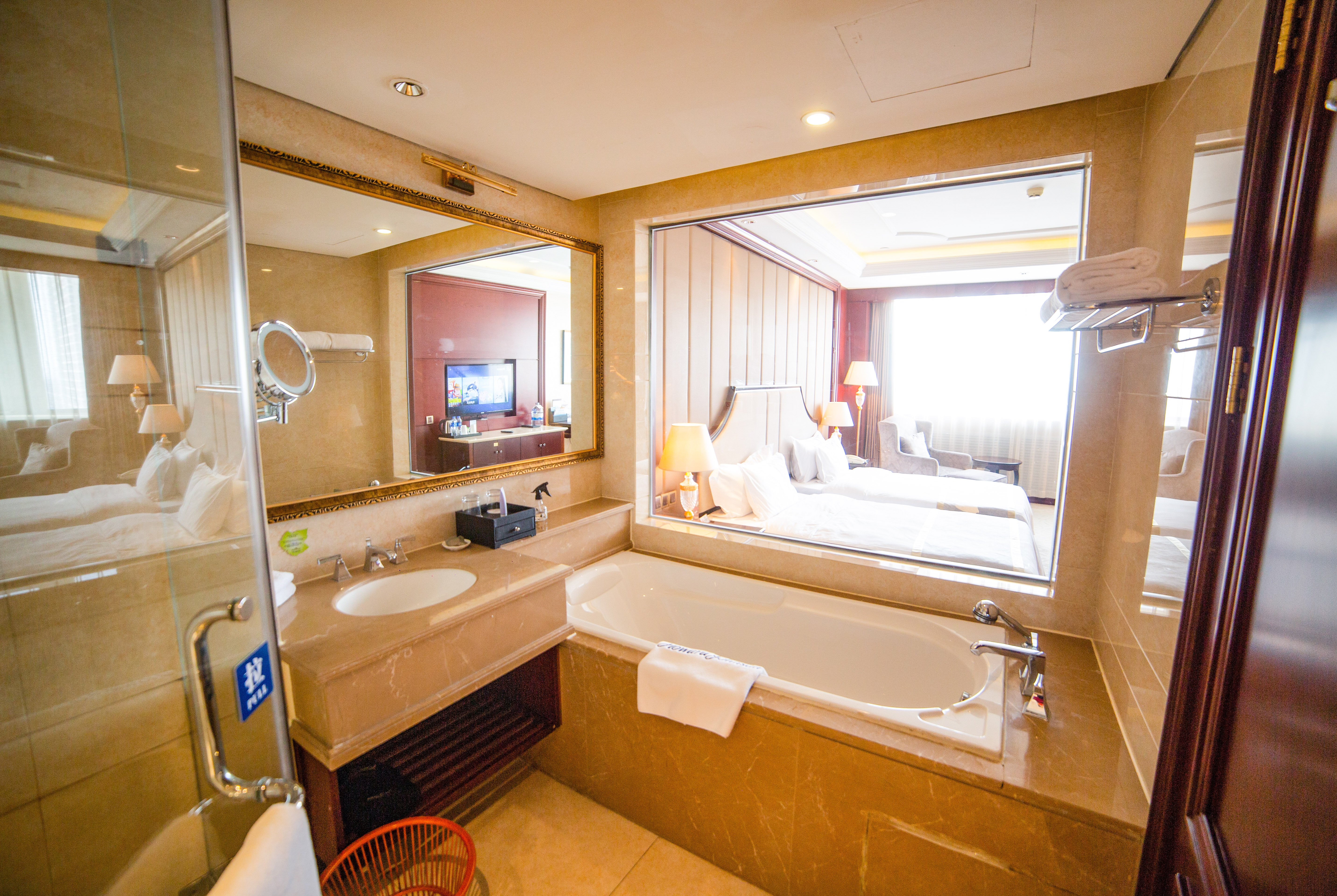 Guest room bath at the Howard Johnson by Wyndham Domando Plaza Wulanchabu in Wulanchabu, Other than US/Canada