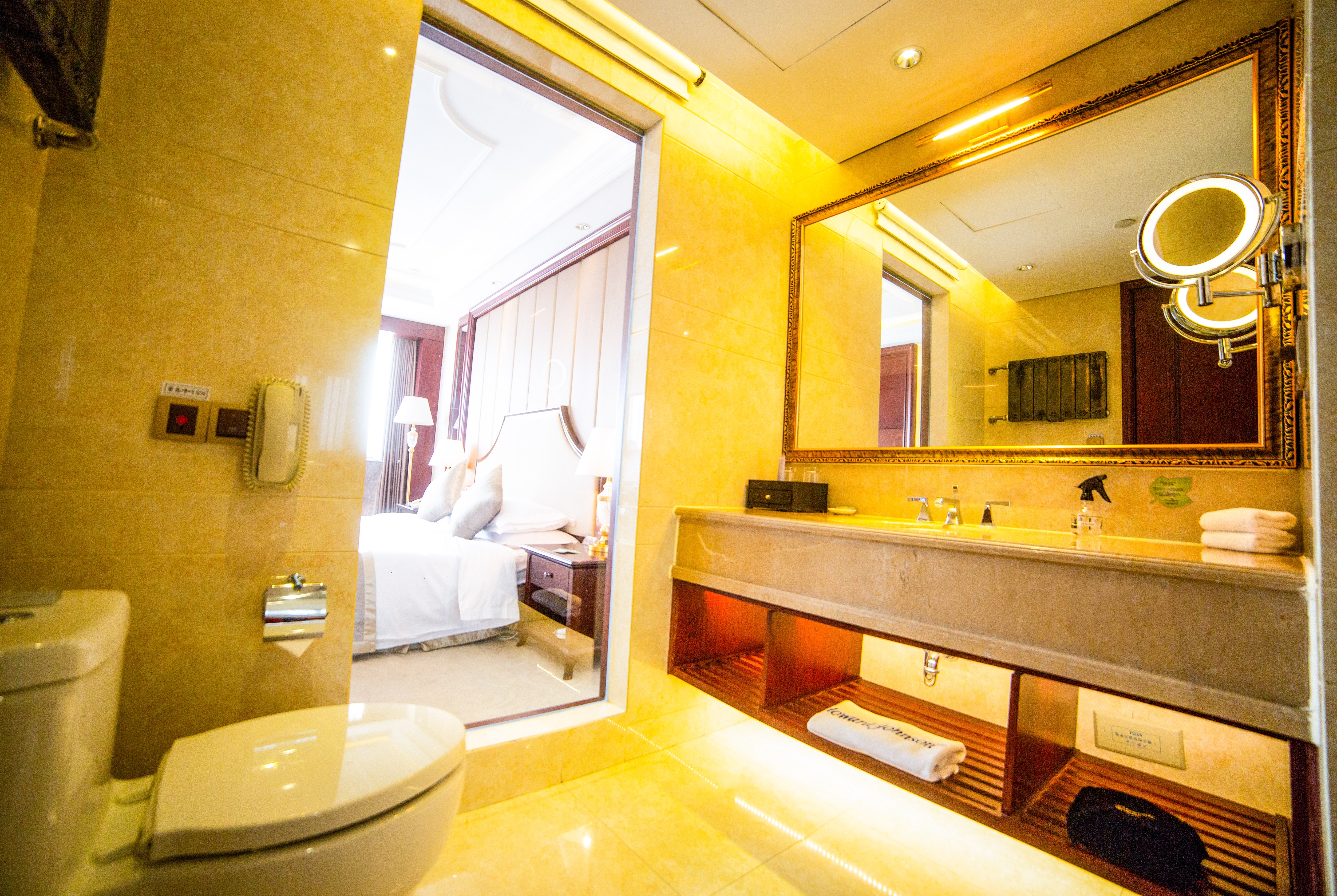 Guest room bath at the Howard Johnson by Wyndham Domando Plaza Wulanchabu in Wulanchabu, Other than US/Canada