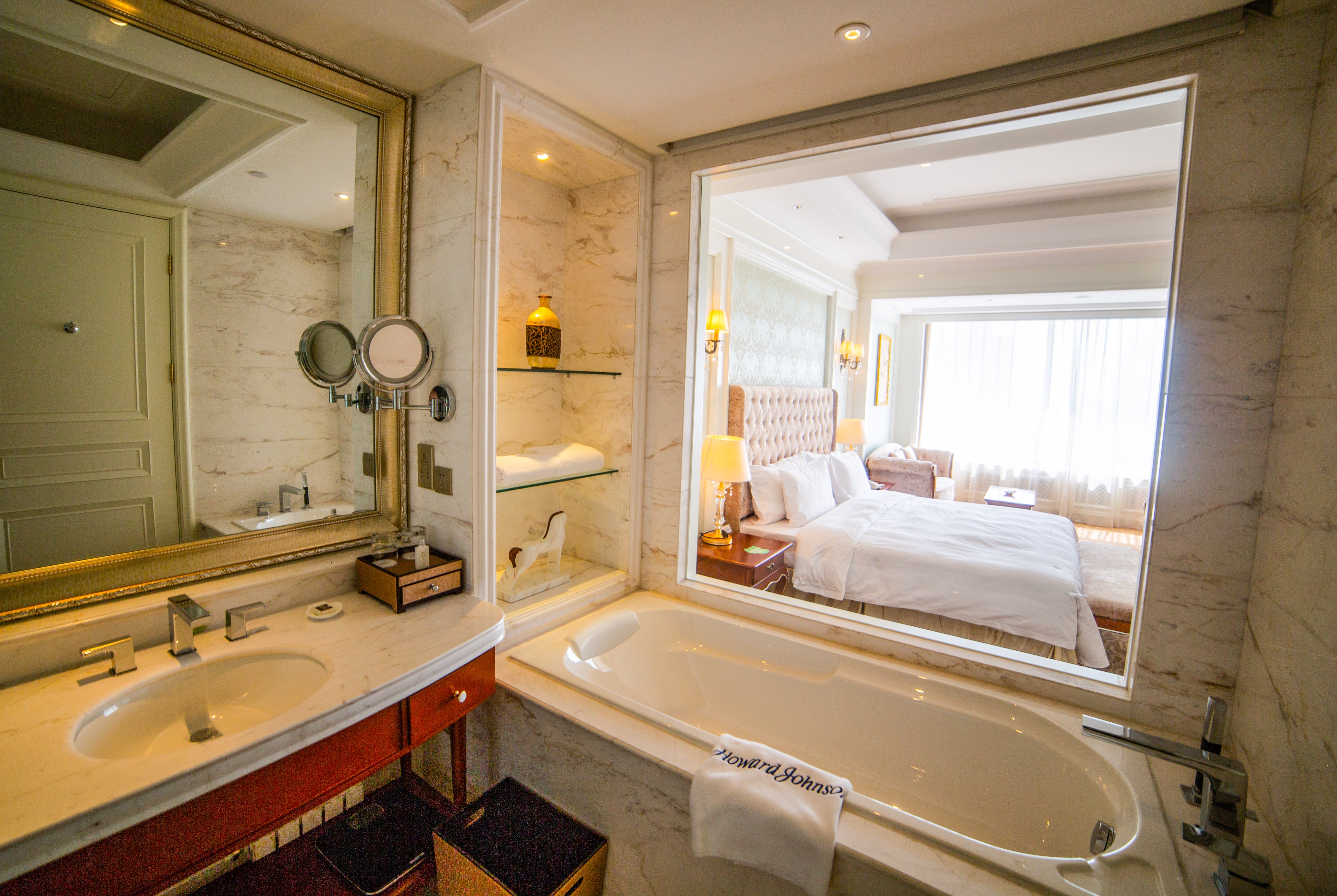 Guest room bath at the Howard Johnson by Wyndham Domando Plaza Wulanchabu in Wulanchabu, Other than US/Canada