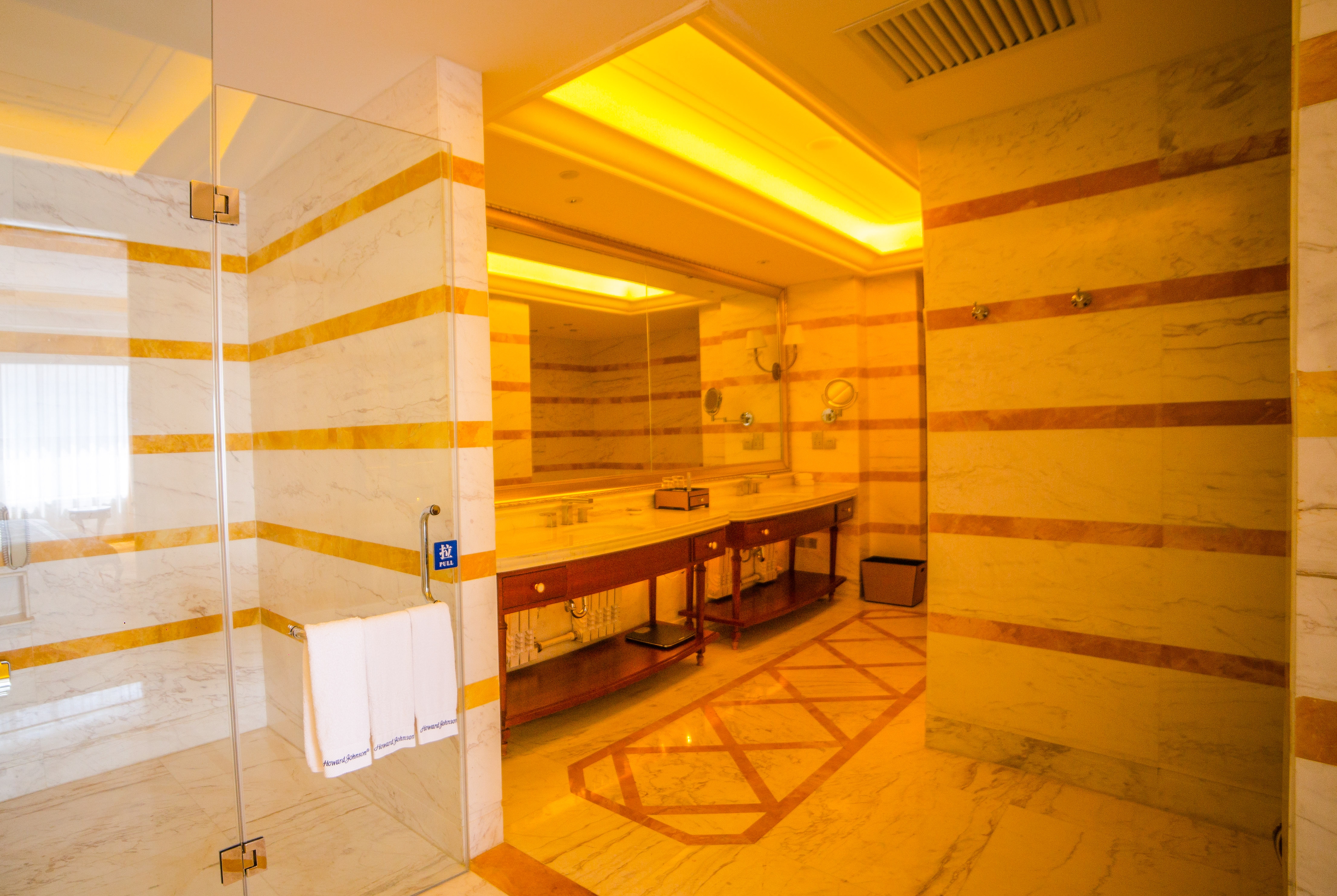 Guest room bath at the Howard Johnson by Wyndham Domando Plaza Wulanchabu in Wulanchabu, Other than US/Canada