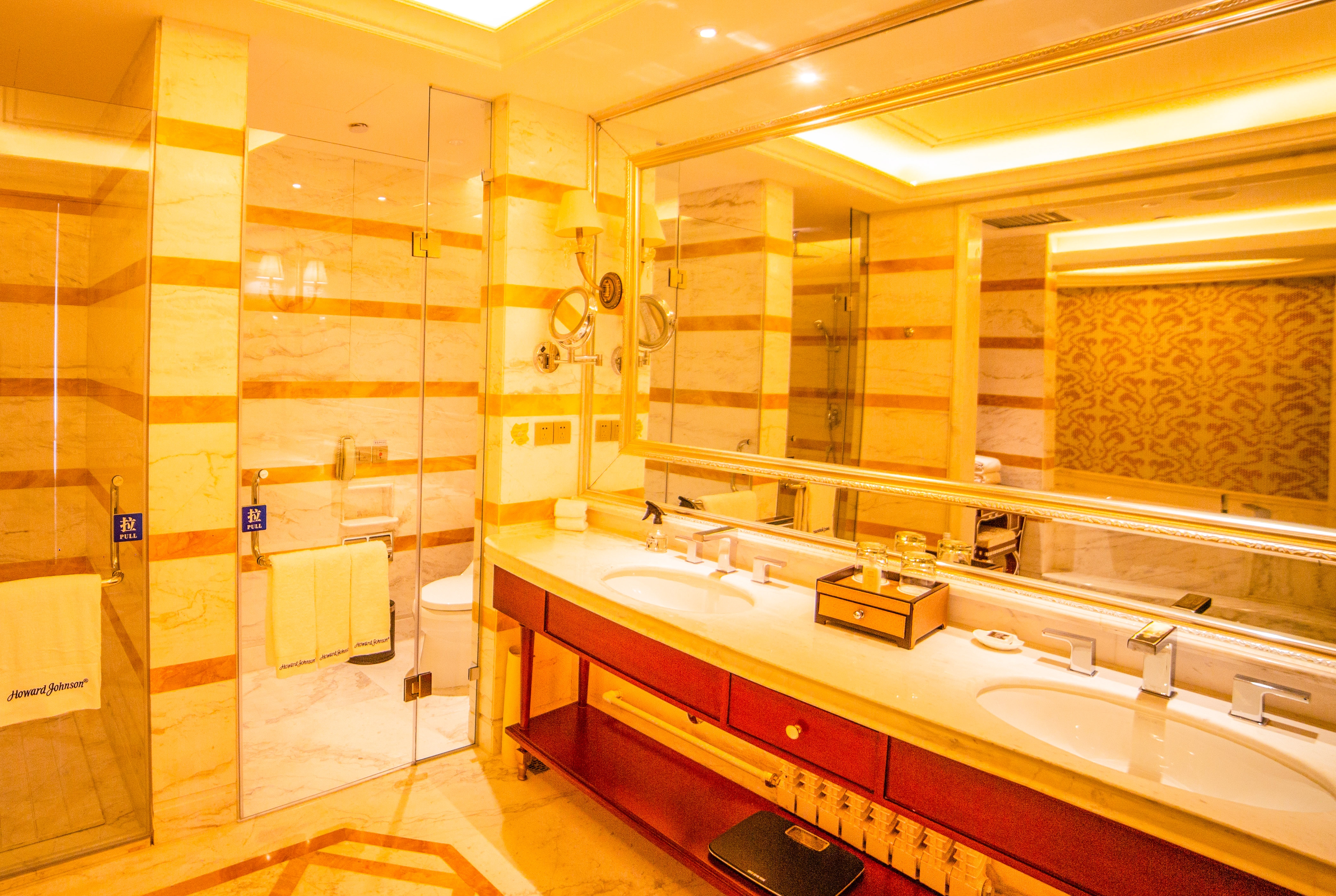 Guest room bath at the Howard Johnson by Wyndham Domando Plaza Wulanchabu in Wulanchabu, Other than US/Canada