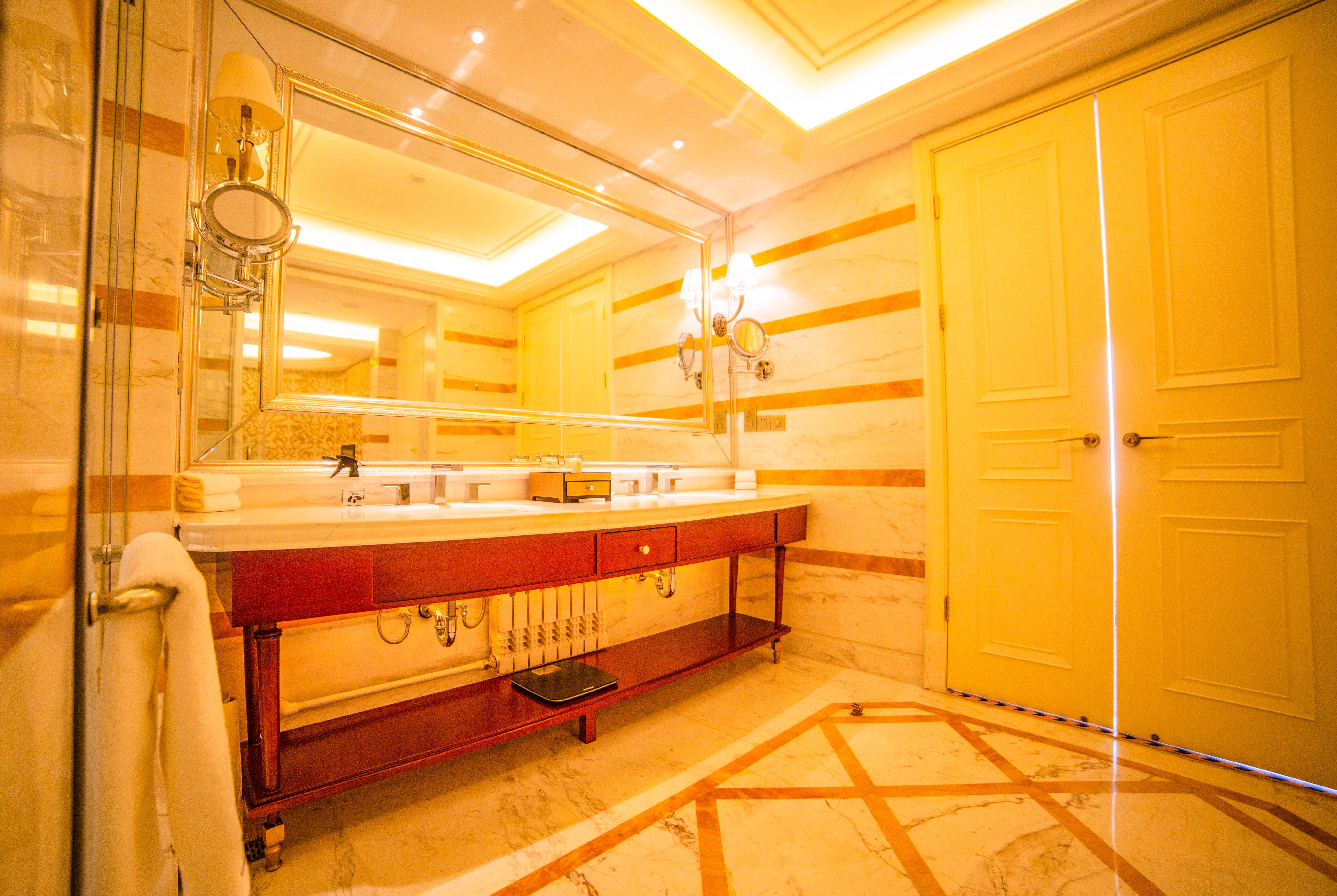 Guest room bath at the Howard Johnson by Wyndham Domando Plaza Wulanchabu in Wulanchabu, Other than US/Canada