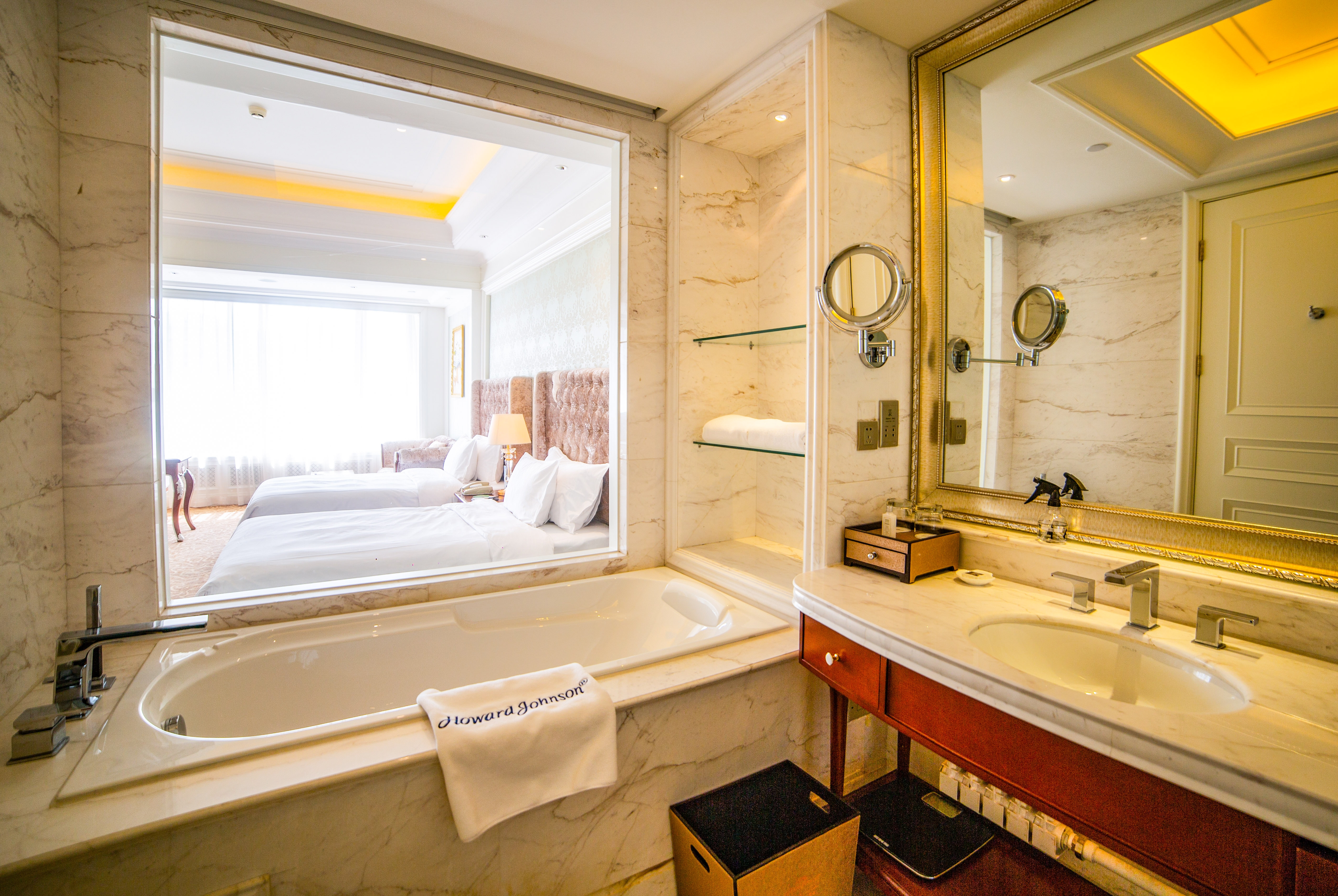 Guest room bath at the Howard Johnson by Wyndham Domando Plaza Wulanchabu in Wulanchabu, Other than US/Canada