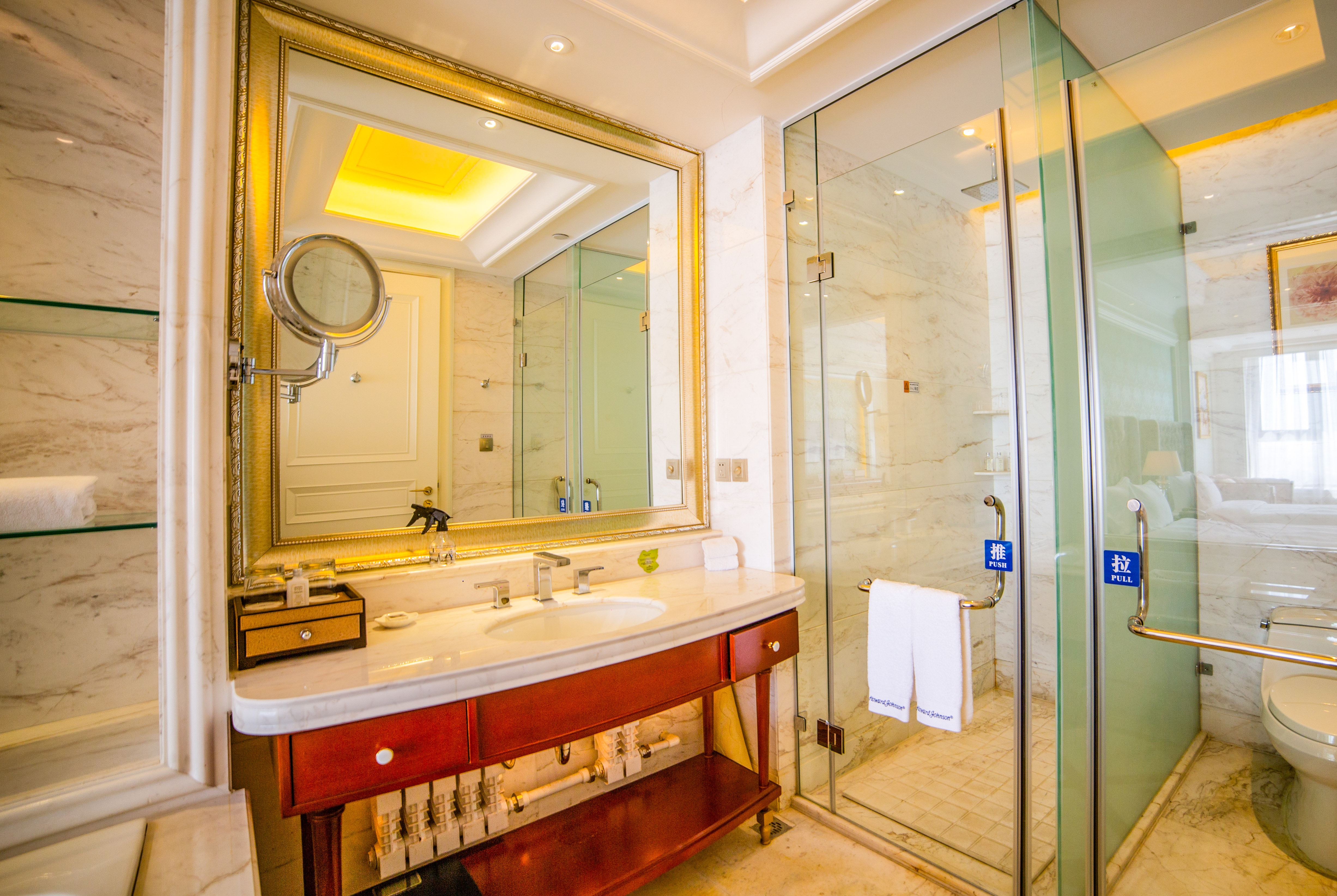 Guest room bath at the Howard Johnson by Wyndham Domando Plaza Wulanchabu in Wulanchabu, Other than US/Canada