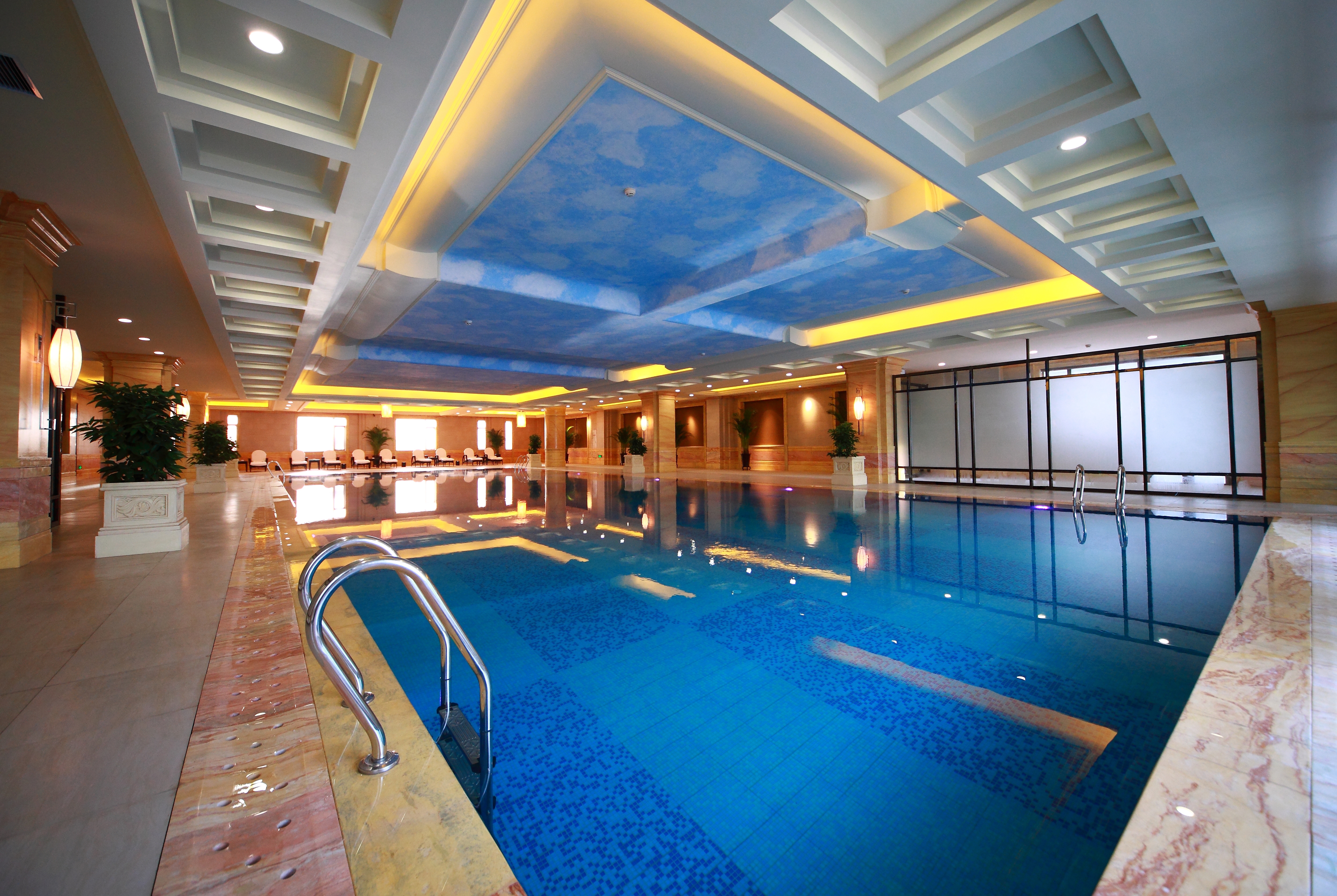 Pool at the Howard Johnson by Wyndham Domando Plaza Wulanchabu in Wulanchabu, Other than US/Canada