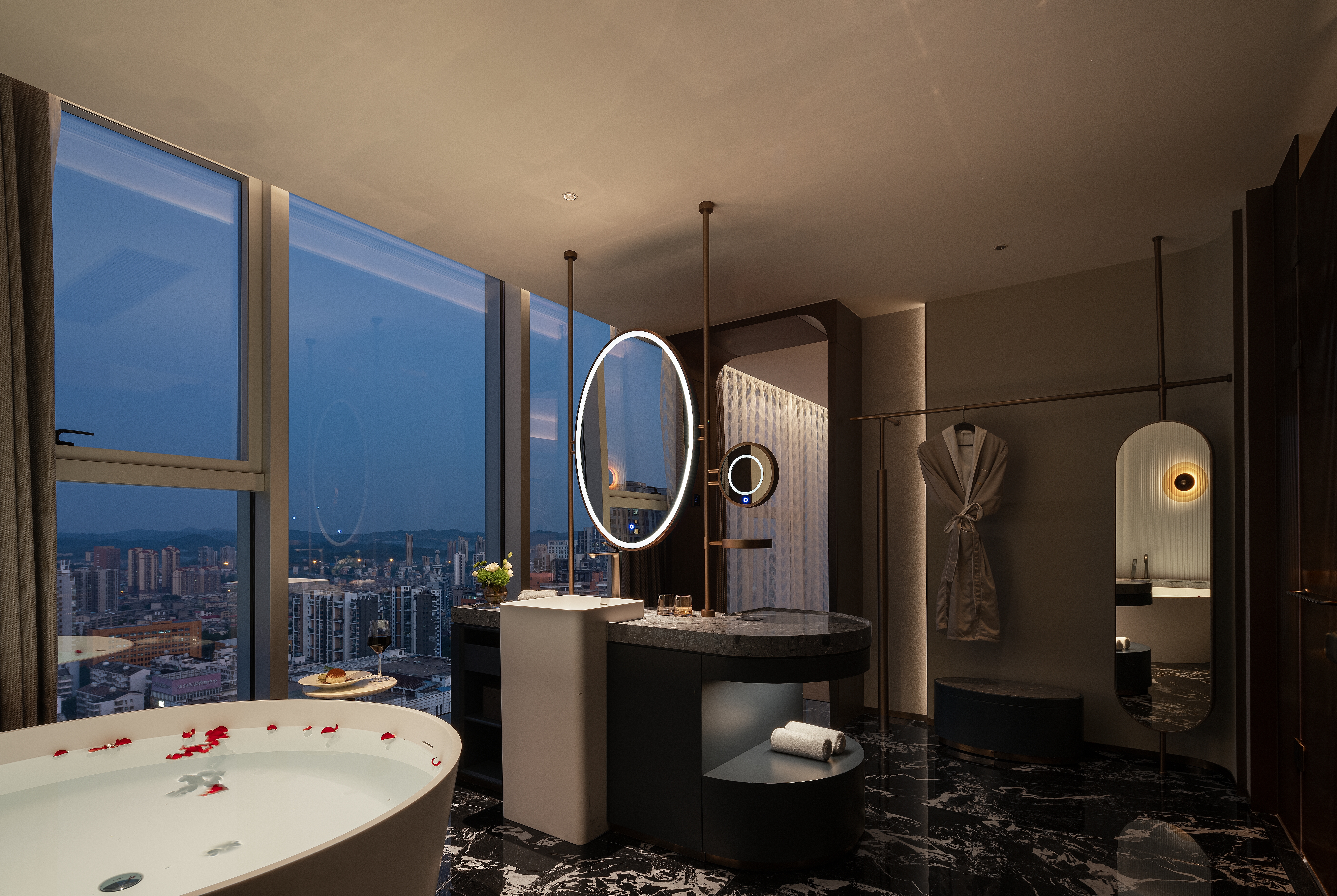 Guest room bath at the Howard Johnson by Wyndham Zhuzhou Junli Hotel in Zhuzhou, Other than US/Canada