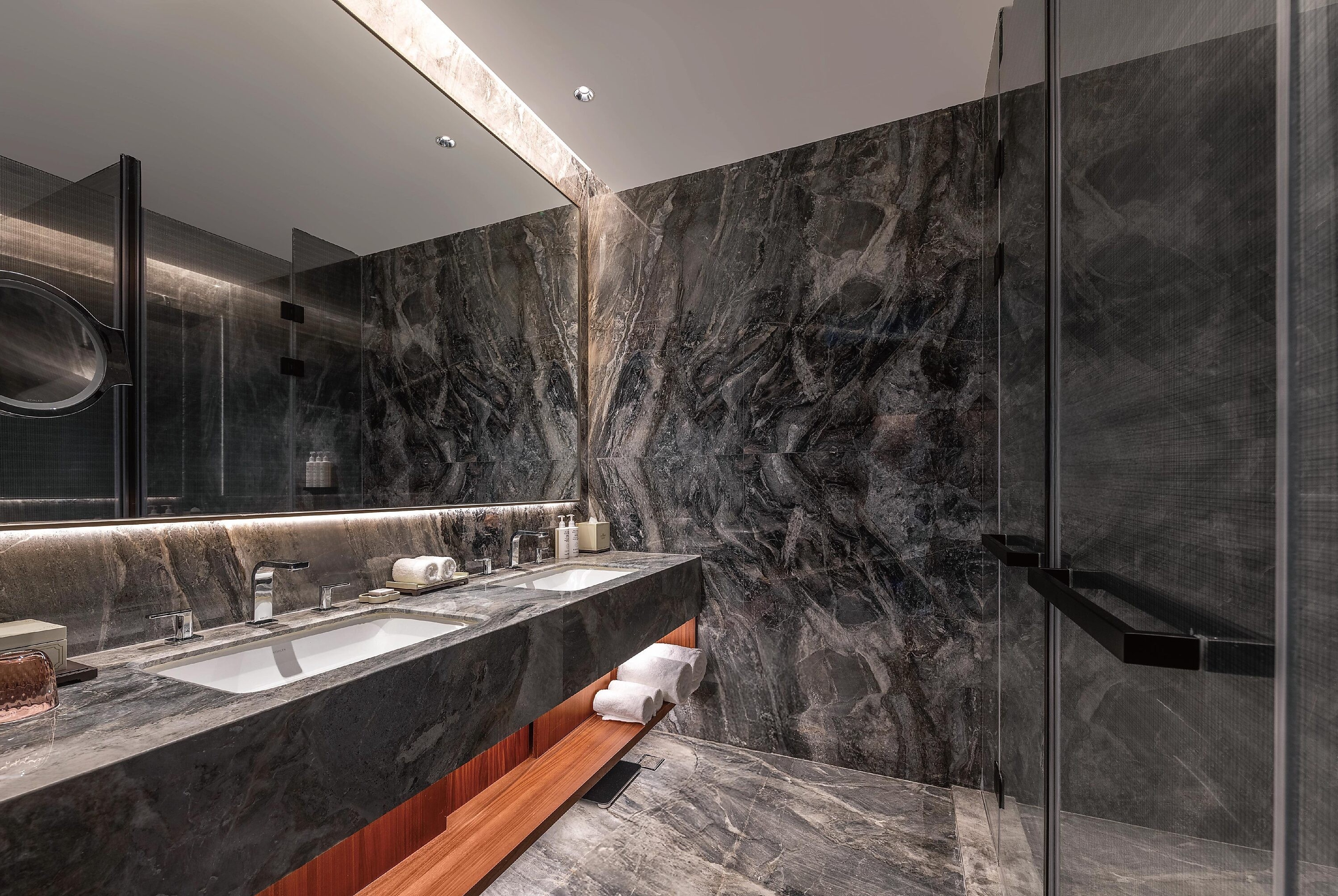 Guest room bath at the Howard Johnson by Wyndham Guotou Plaza Zigong in Zigong, Other than US/Canada