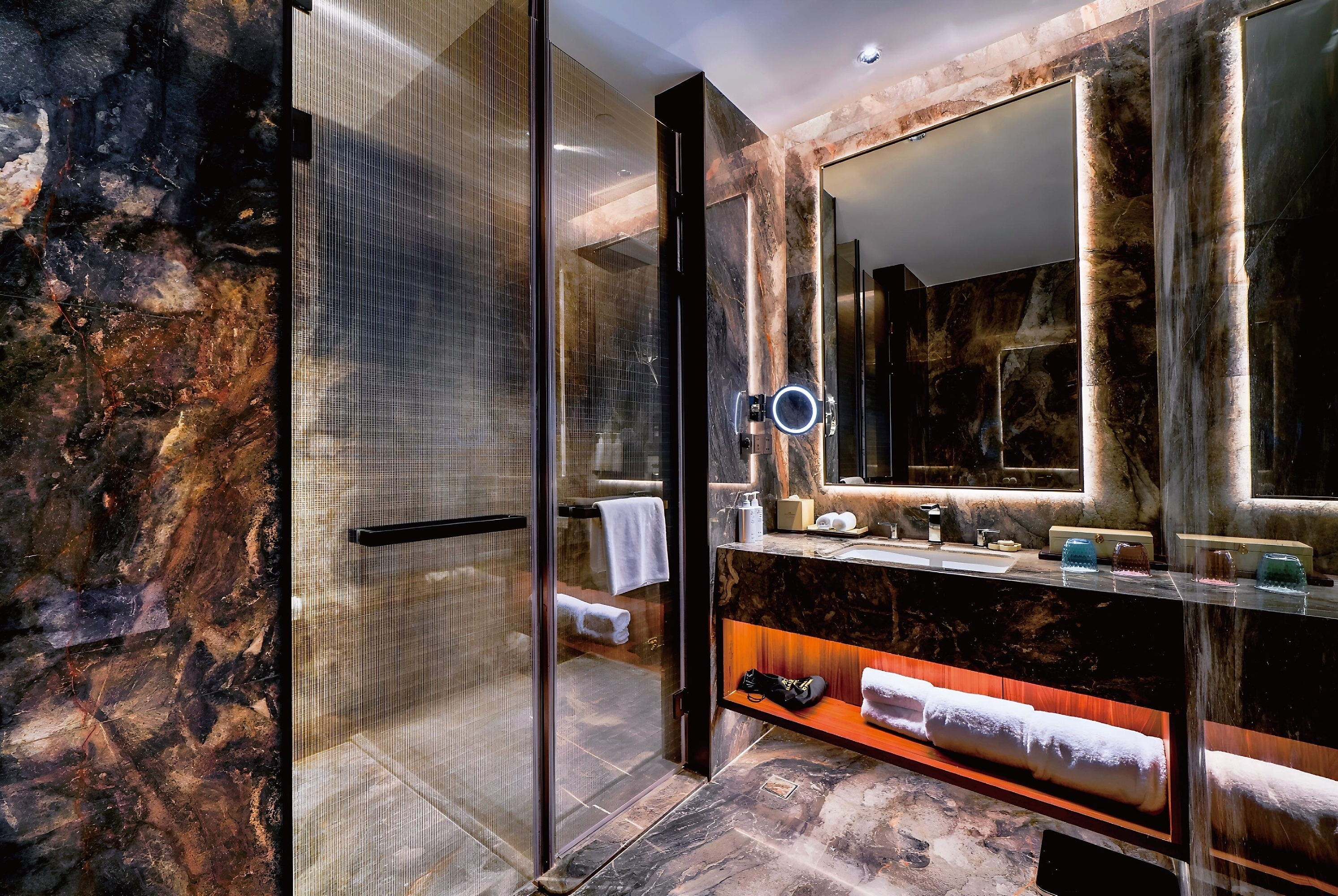 Guest room bath at the Howard Johnson by Wyndham Guotou Plaza Zigong in Zigong, Other than US/Canada