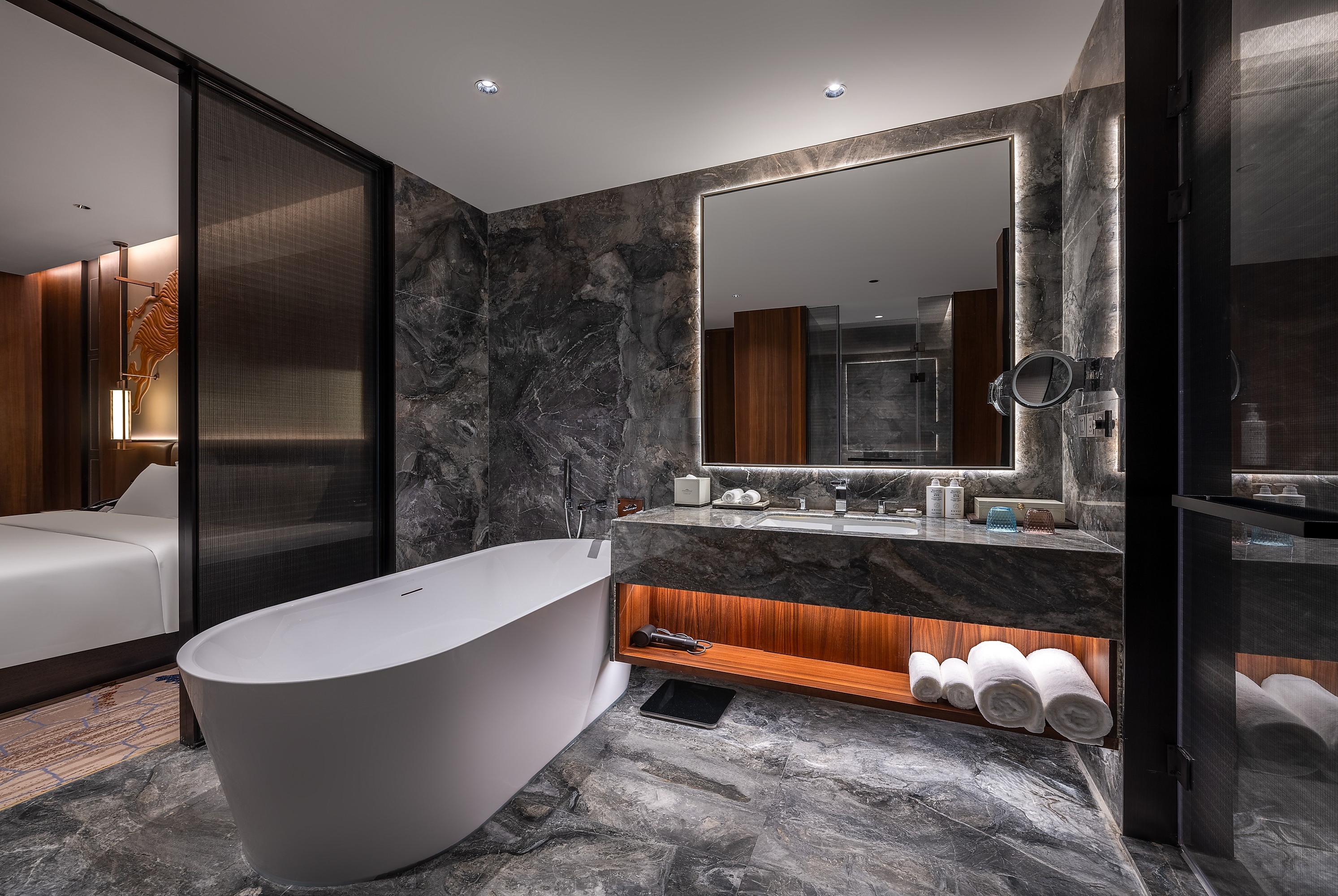 Guest room bath at the Howard Johnson by Wyndham Guotou Plaza Zigong in Zigong, Other than US/Canada
