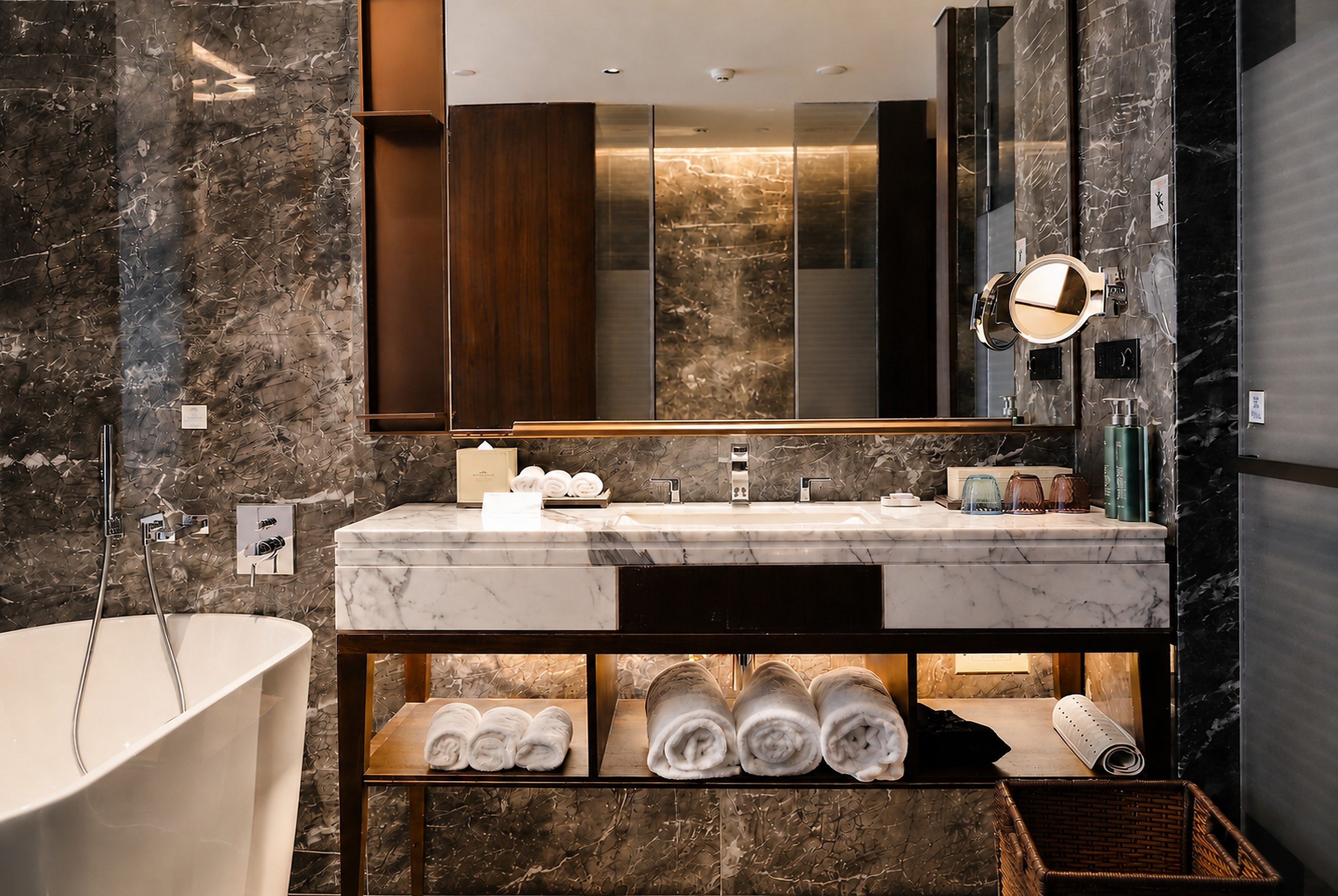 Guest room bath at the Howard Johnson by Wyndham Guotou Plaza Zigong in Zigong, Other than US/Canada