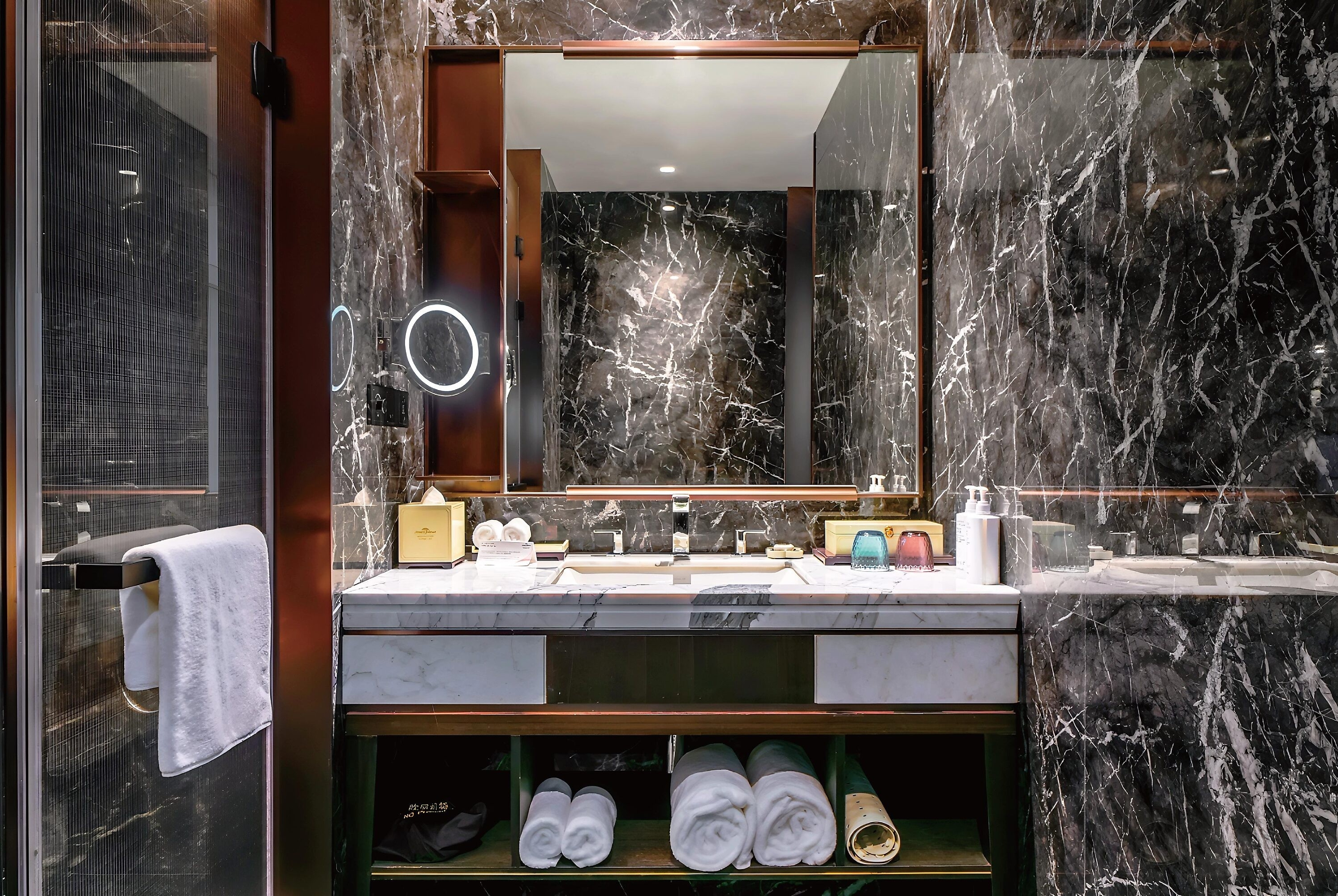 Guest room bath at the Howard Johnson by Wyndham Guotou Plaza Zigong in Zigong, Other than US/Canada