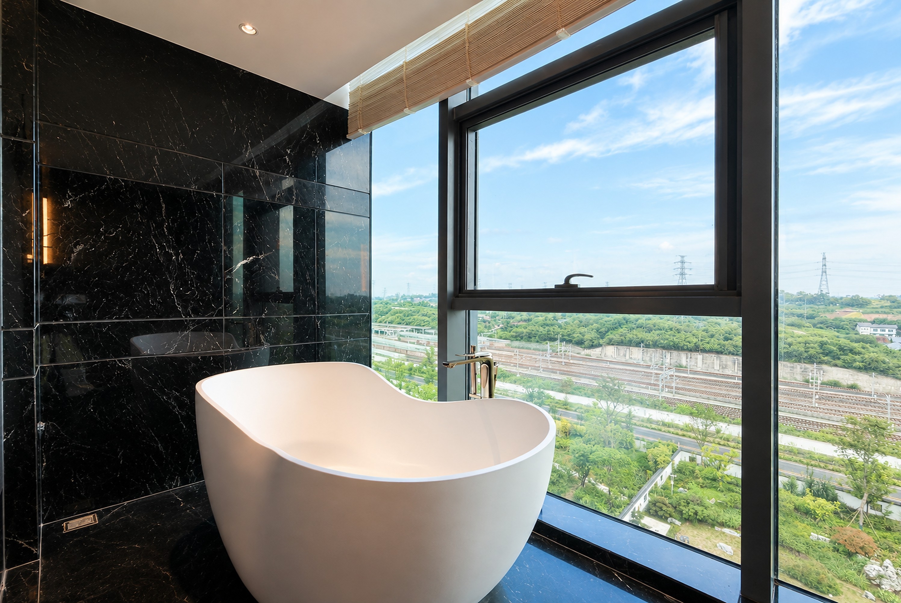 Guest room bath at the Howard Johnson by Wyndham Guotou Plaza Zigong in Zigong, Other than US/Canada