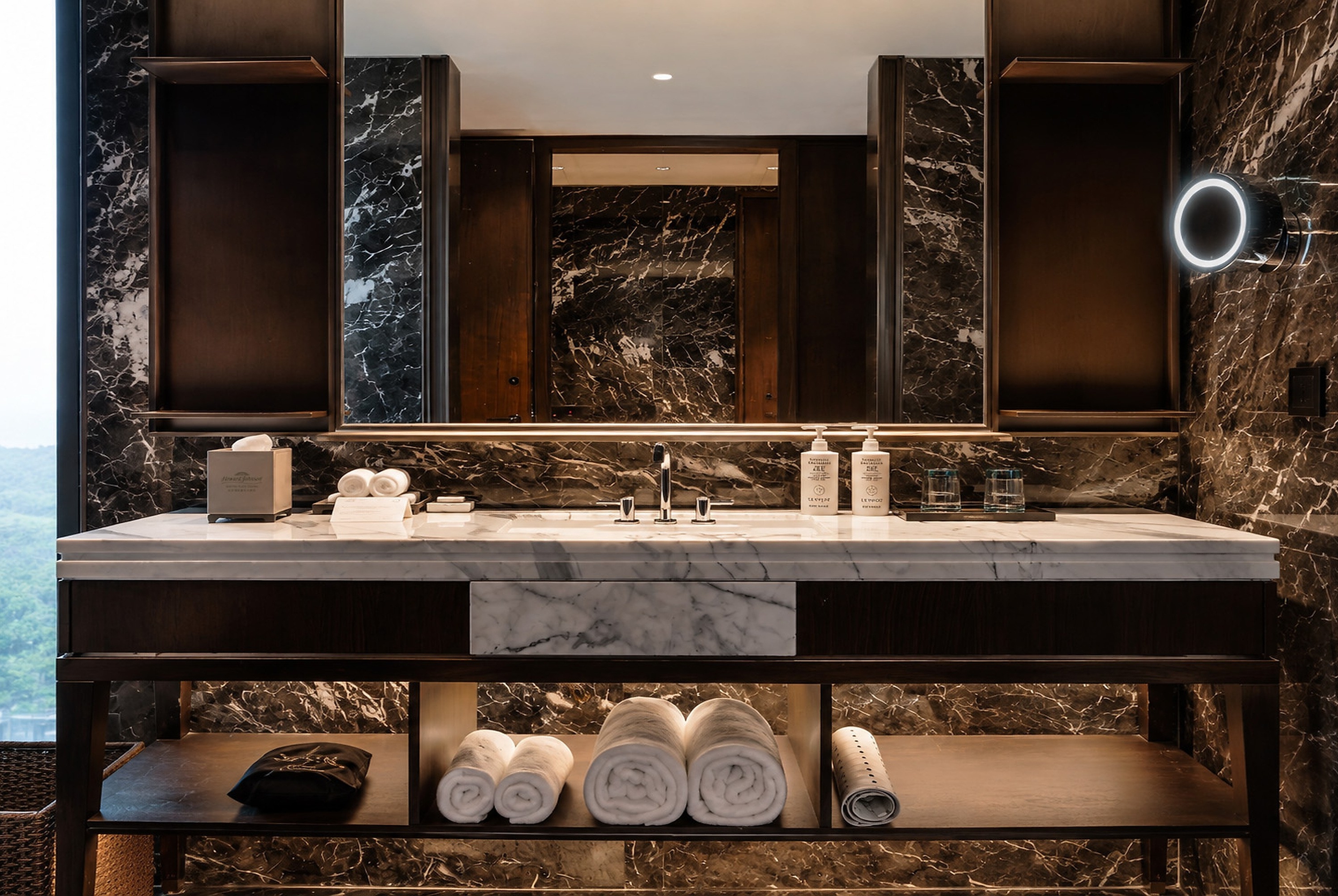 Guest room bath at the Howard Johnson by Wyndham Guotou Plaza Zigong in Zigong, Other than US/Canada