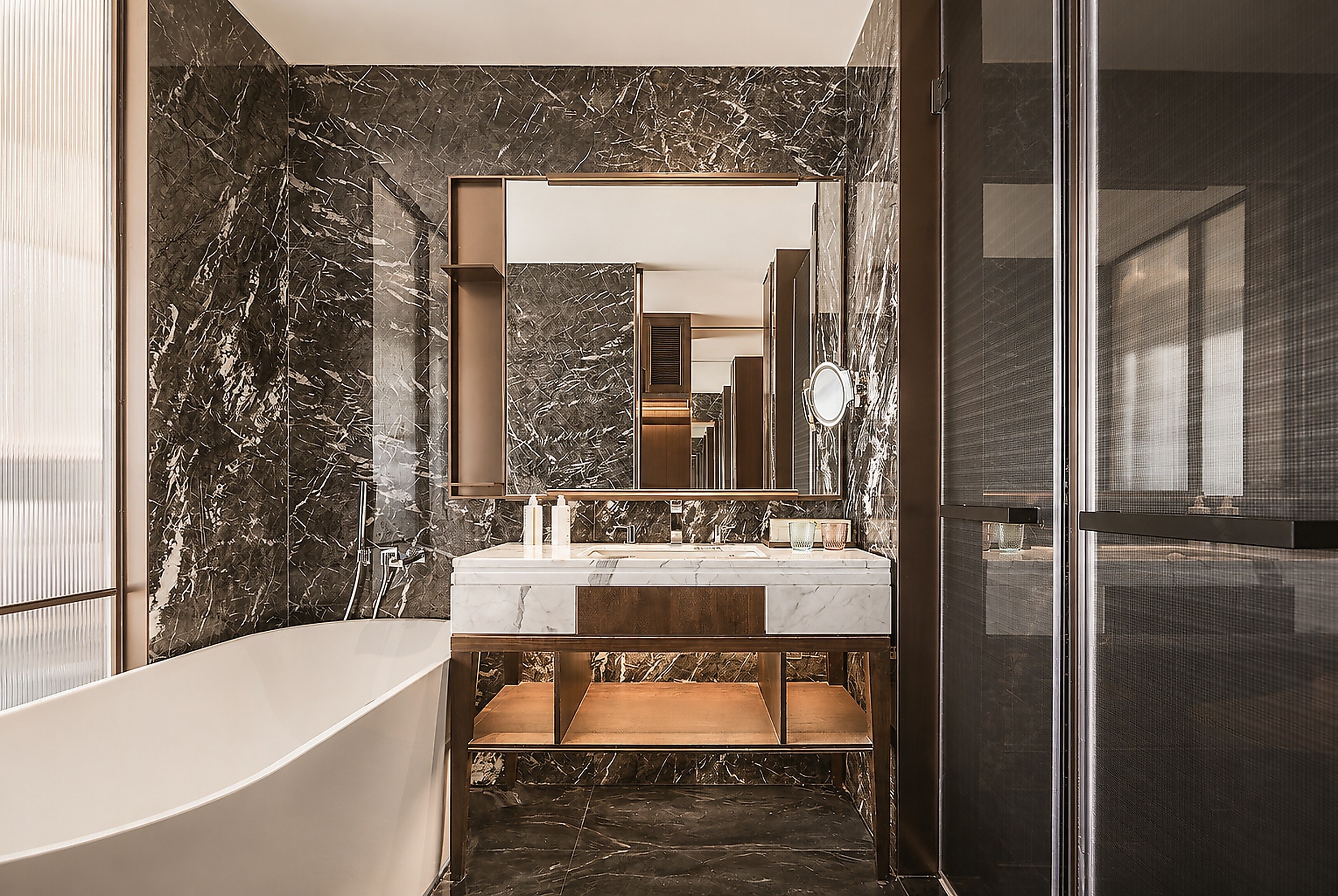 Guest room bath at the Howard Johnson by Wyndham Guotou Plaza Zigong in Zigong, Other than US/Canada