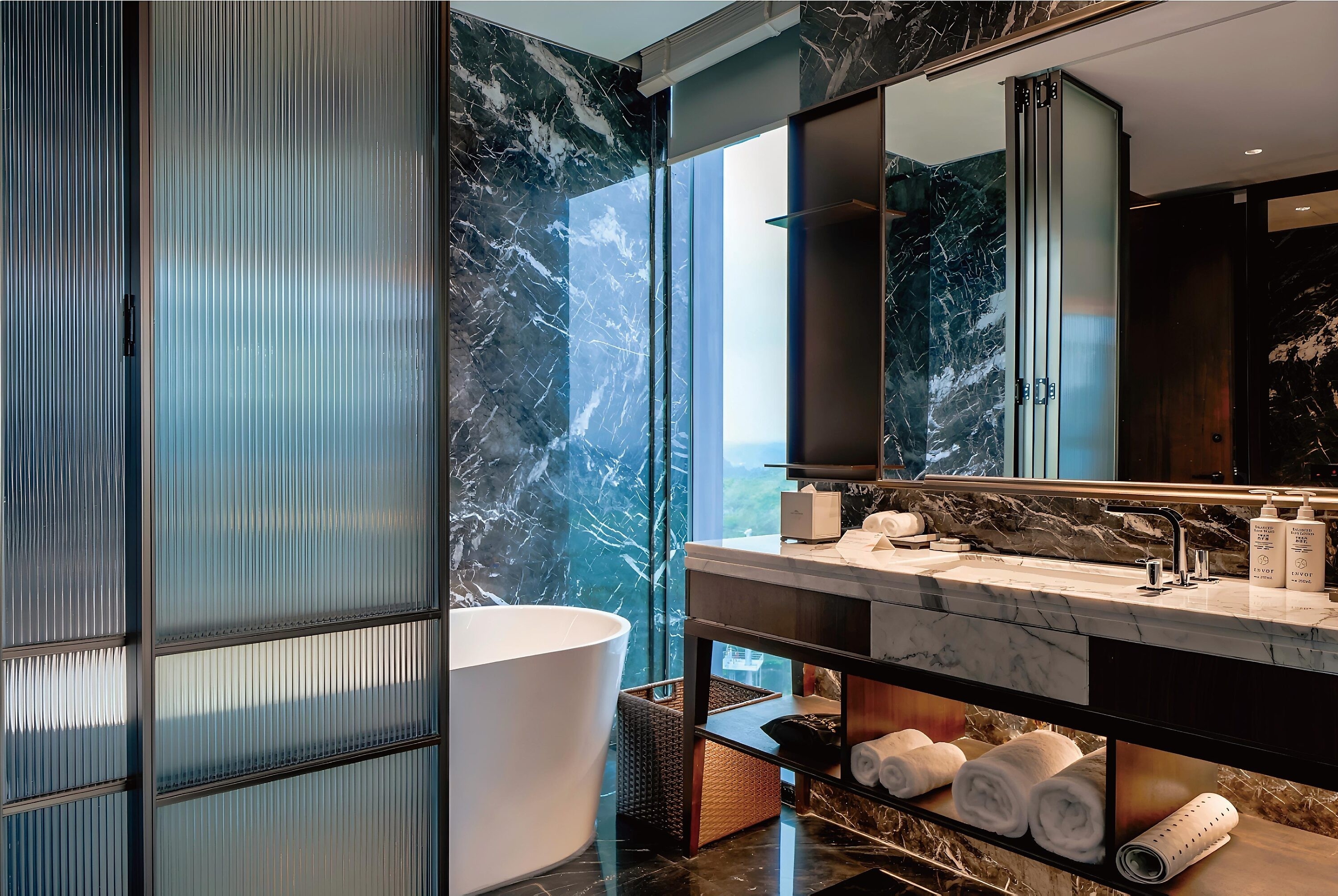Guest room bath at the Howard Johnson by Wyndham Guotou Plaza Zigong in Zigong, Other than US/Canada