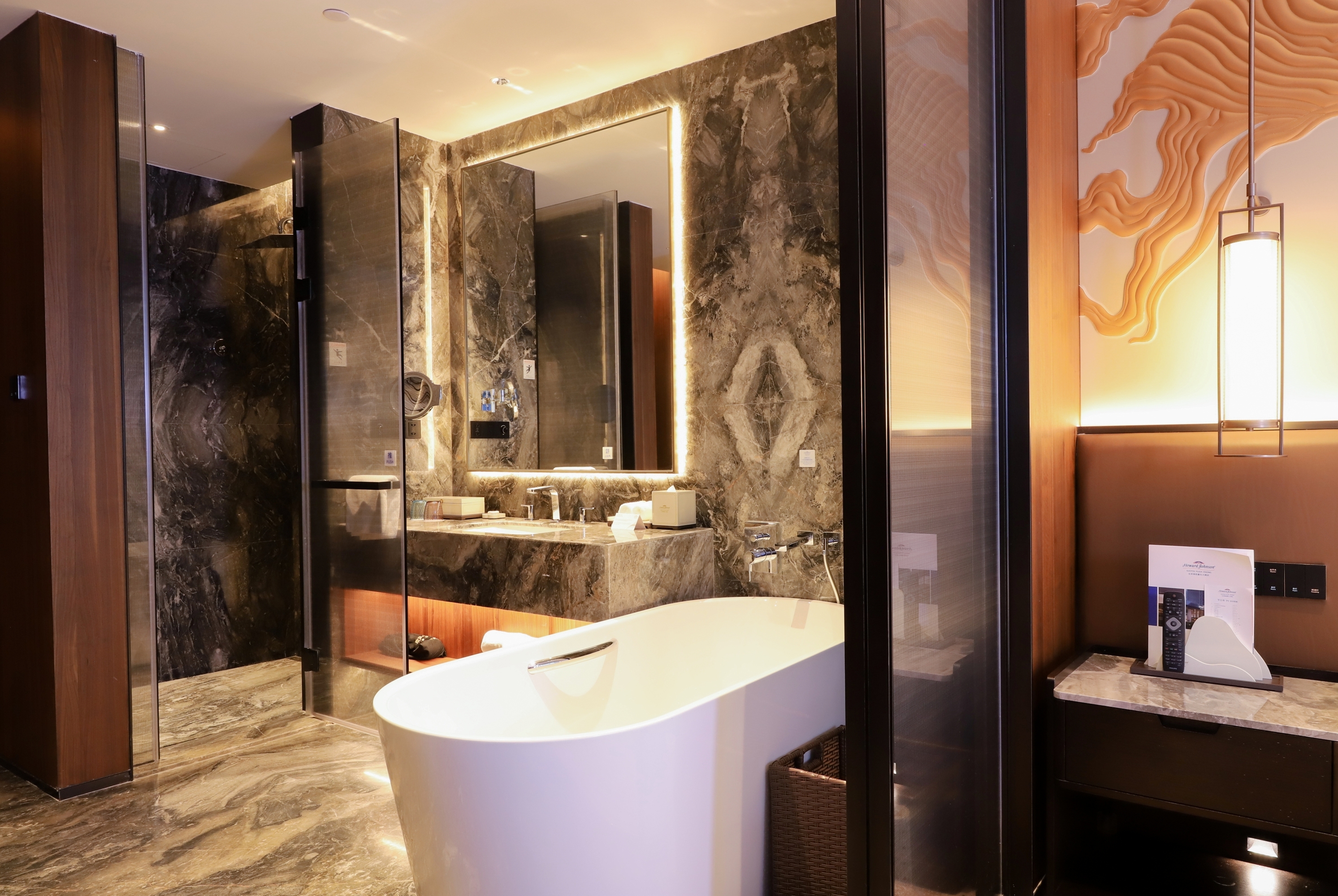 Guest room bath at the Howard Johnson by Wyndham Guotou Plaza Zigong in Zigong, Other than US/Canada