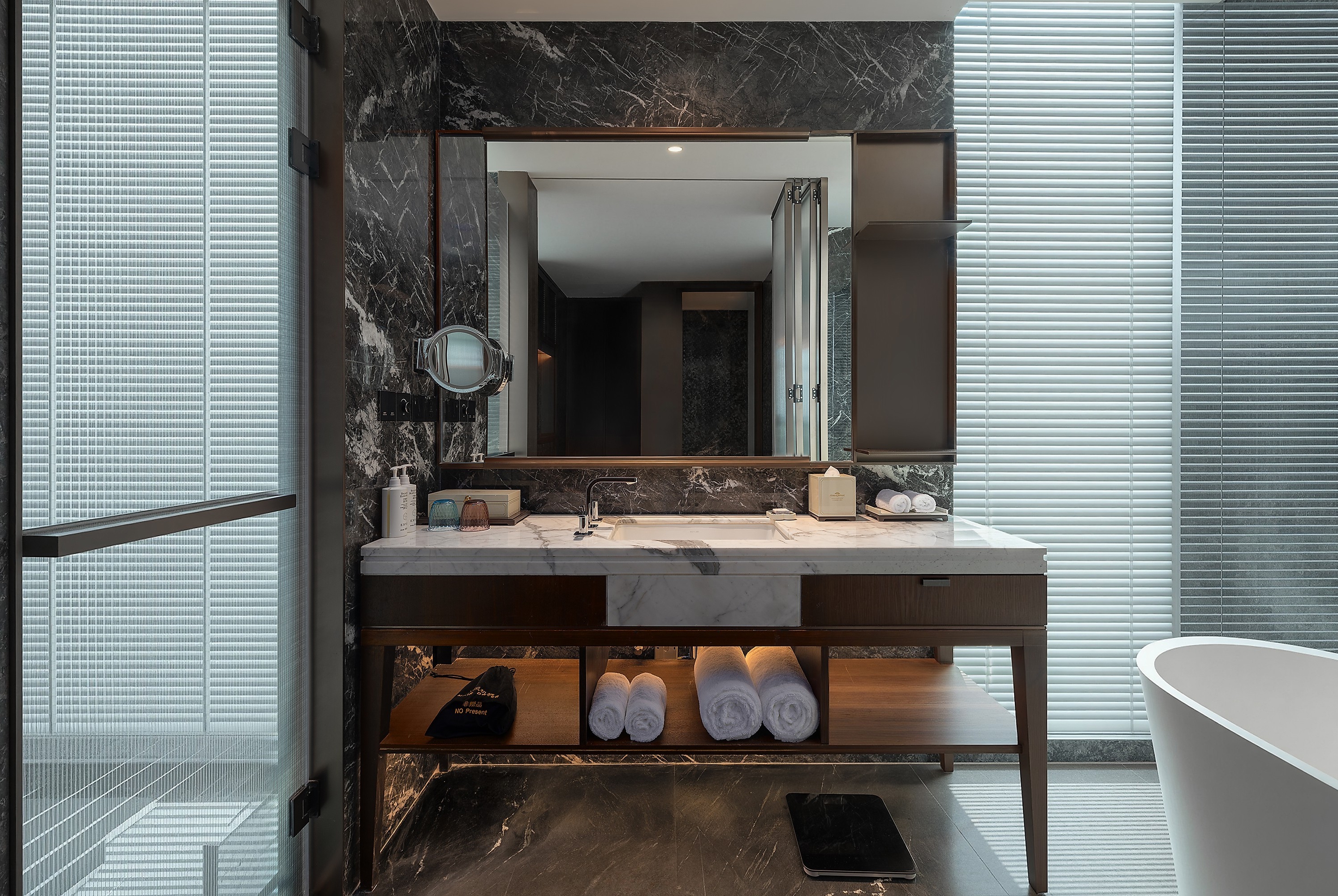 Guest room bath at the Howard Johnson by Wyndham Guotou Plaza Zigong in Zigong, Other than US/Canada