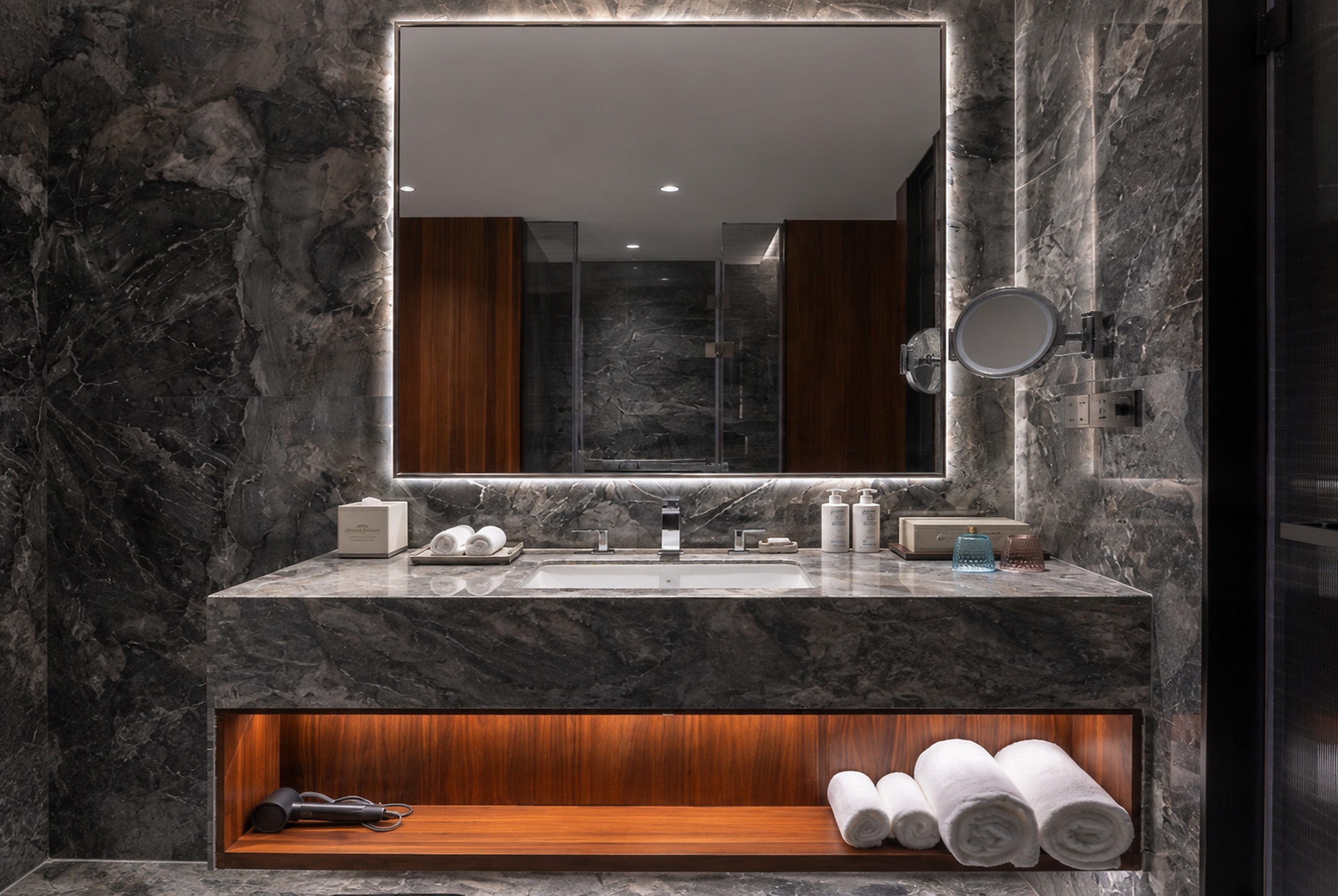 Guest room bath at the Howard Johnson by Wyndham Guotou Plaza Zigong in Zigong, Other than US/Canada