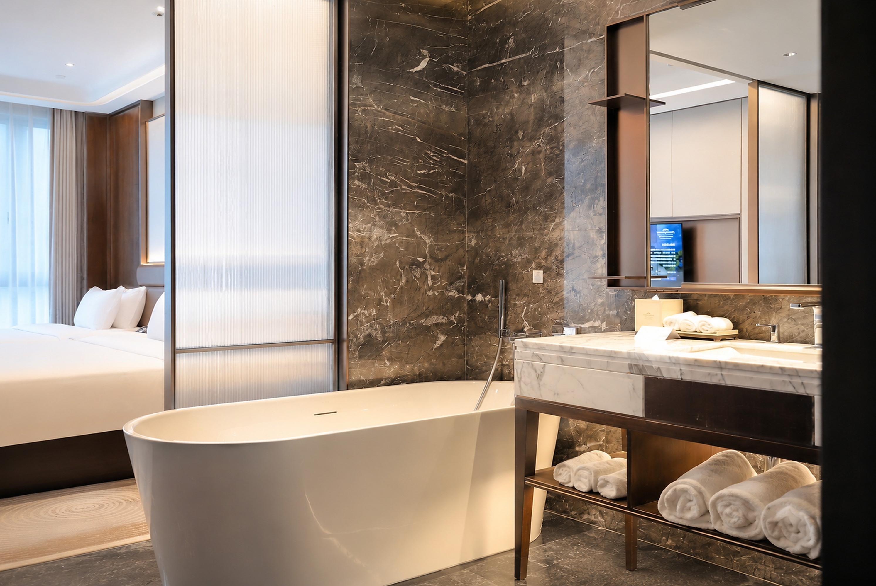 Guest room bath at the Howard Johnson by Wyndham Guotou Plaza Zigong in Zigong, Other than US/Canada