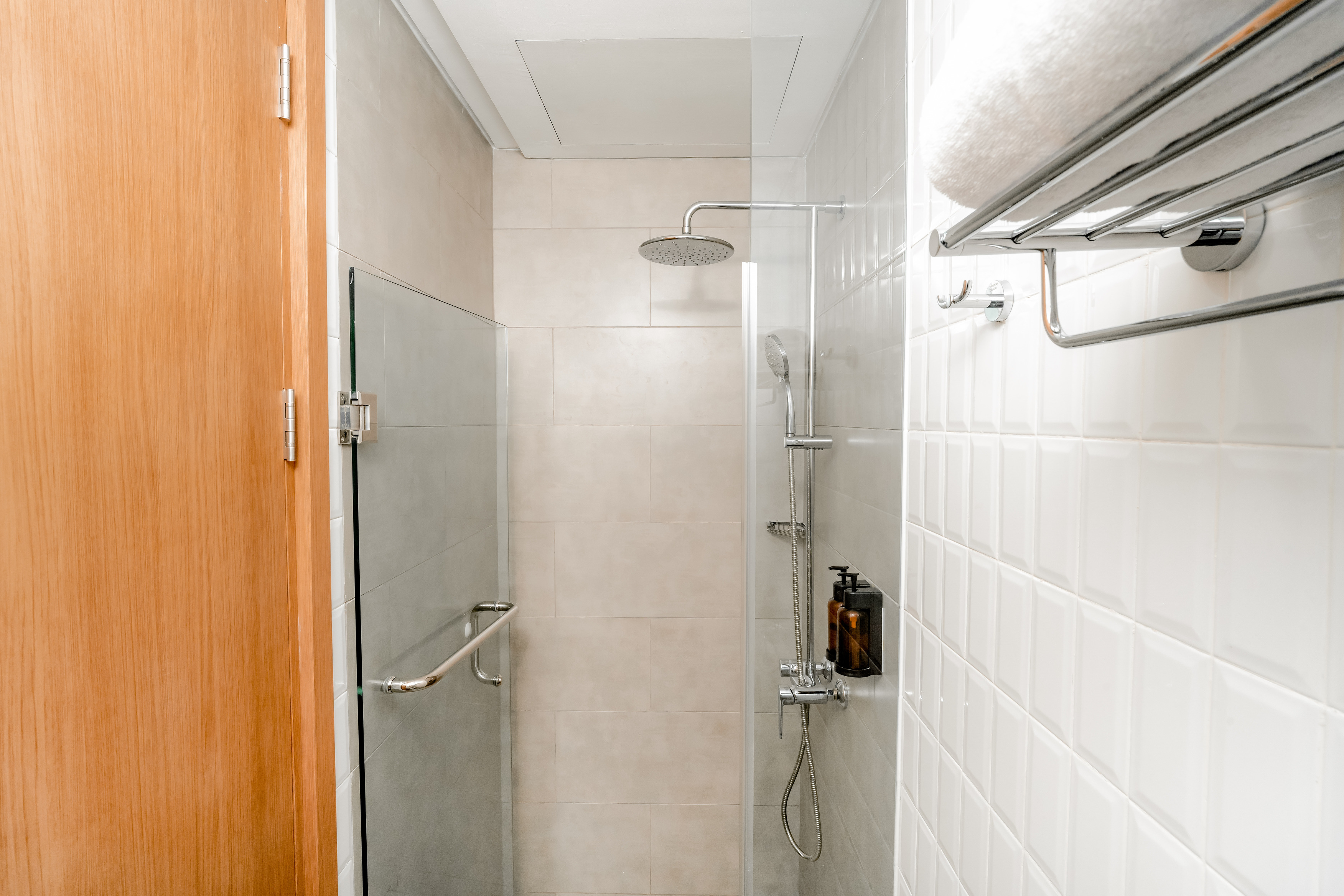 Guest room bath at the Howard Johnson By Wyndham Tangerang in Tangerang, Other than US/Canada