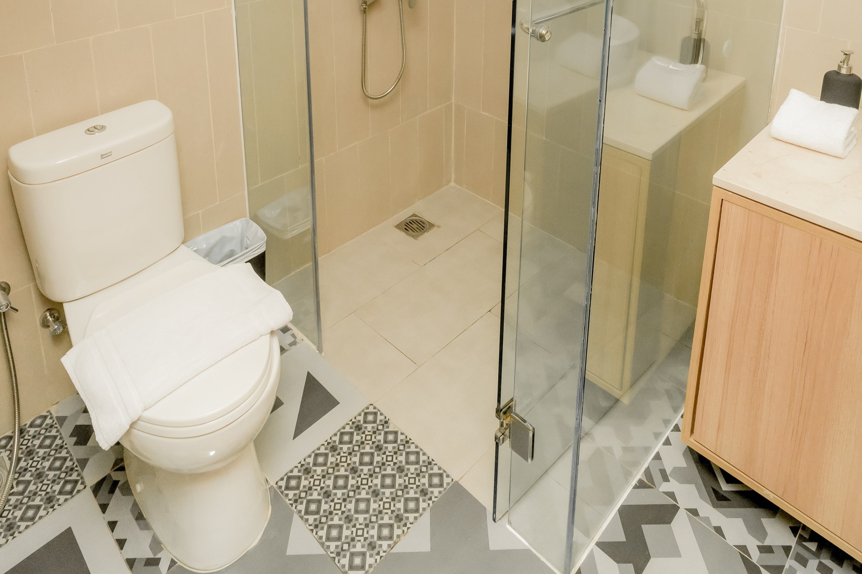 Guest room bath at the Howard Johnson By Wyndham Tangerang in Tangerang, Other than US/Canada