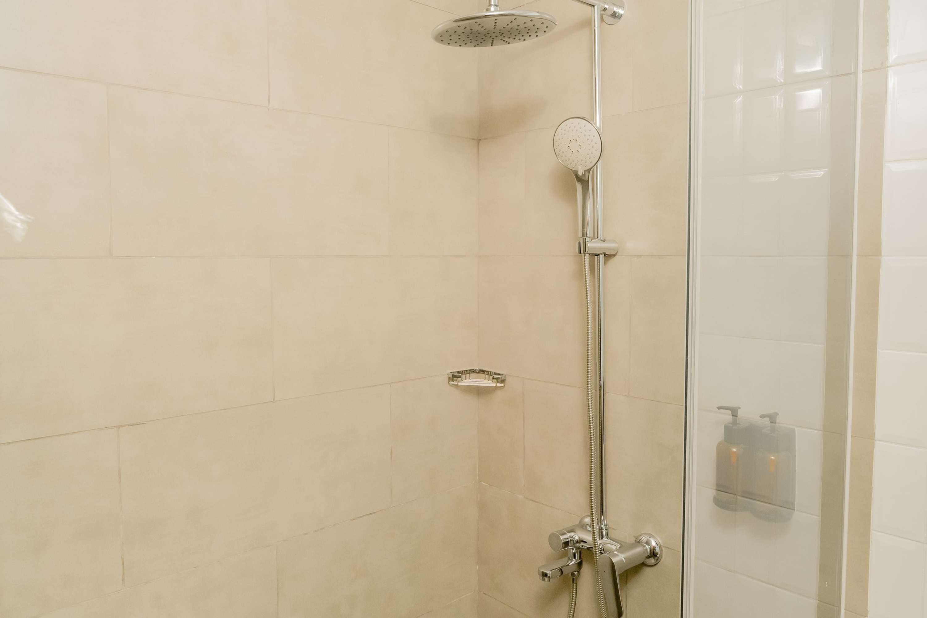 Guest room bath at the Howard Johnson By Wyndham Tangerang in Tangerang, Other than US/Canada