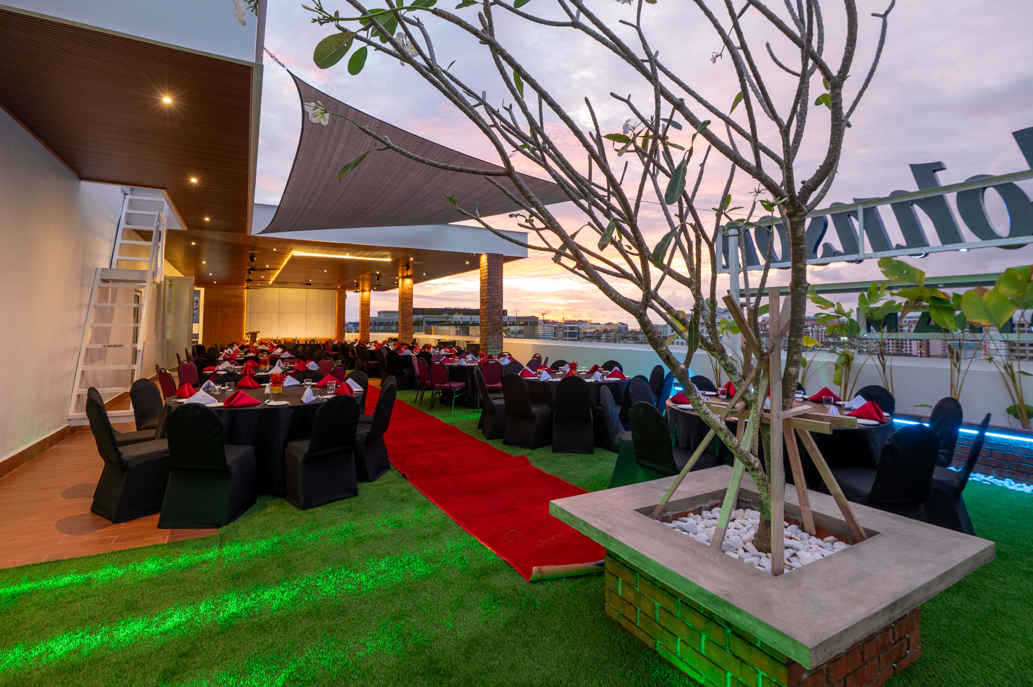 Meeting room banquet rounds at Howard Johnson by Wyndham Kota Kinabalu City Centre in Kota Kinabalu, Other than US/Canada