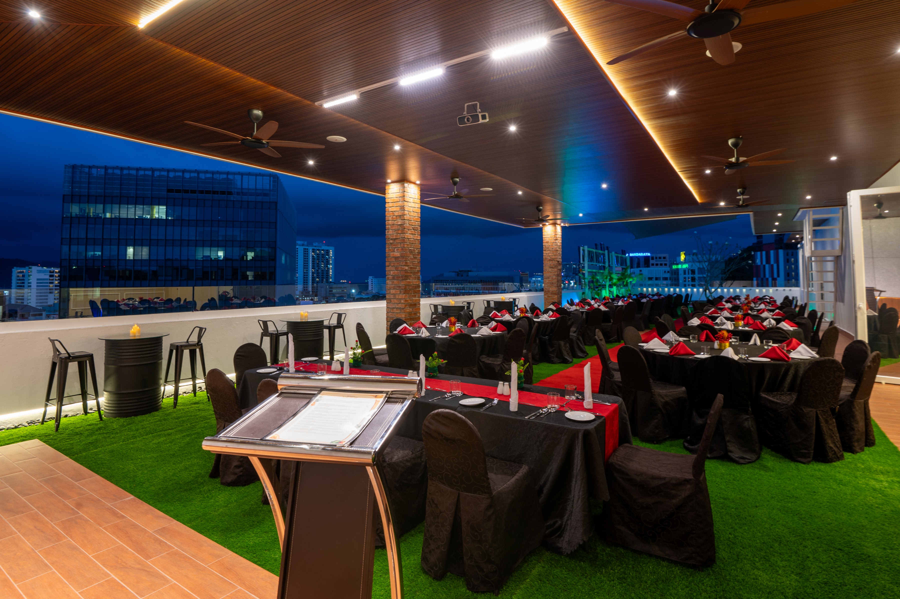 Meeting room banquet rounds at Howard Johnson by Wyndham Kota Kinabalu City Centre in Kota Kinabalu, Other than US/Canada