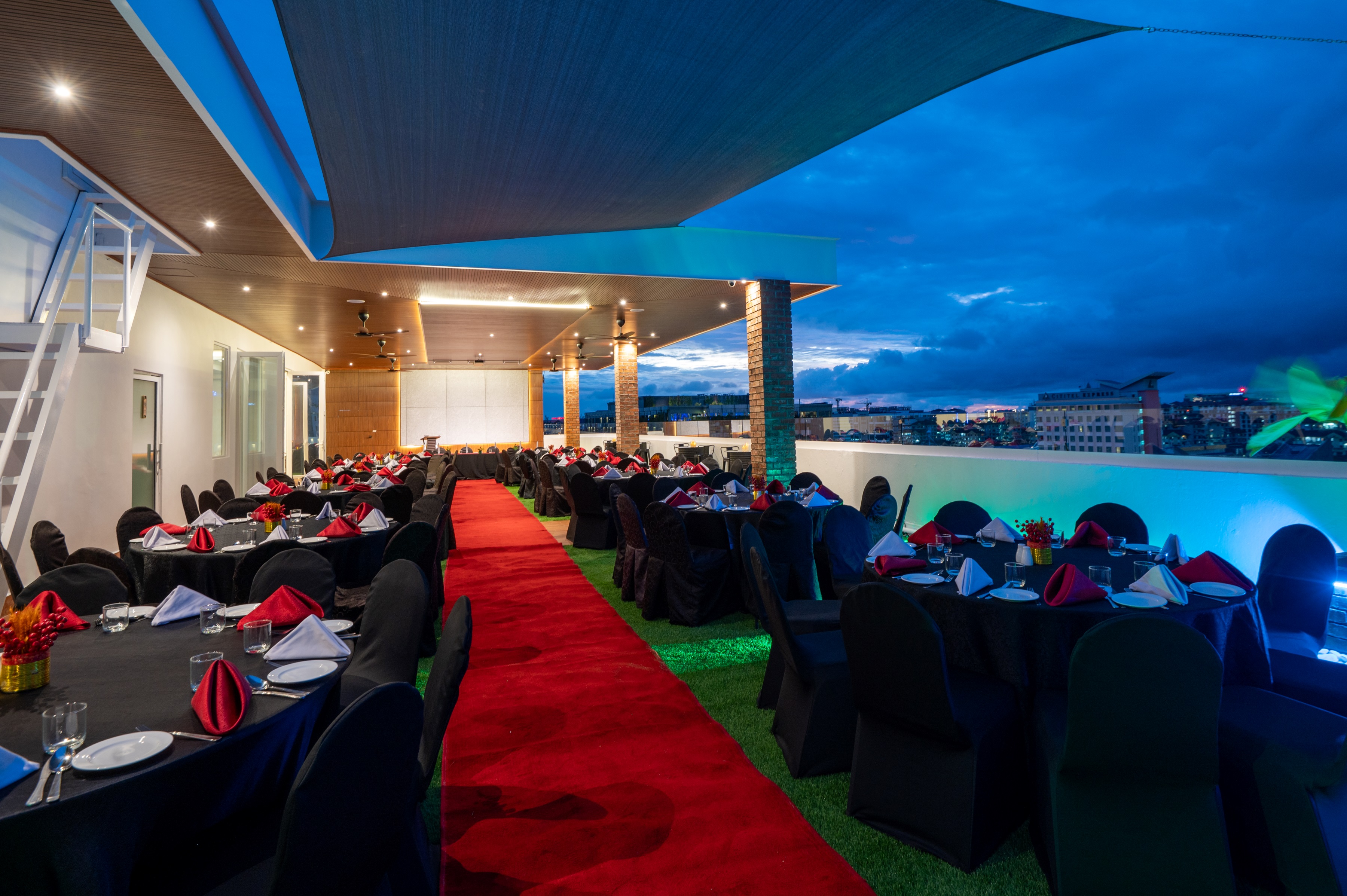 Meeting room banquet rounds at Howard Johnson by Wyndham Kota Kinabalu City Centre in Kota Kinabalu, Other than US/Canada