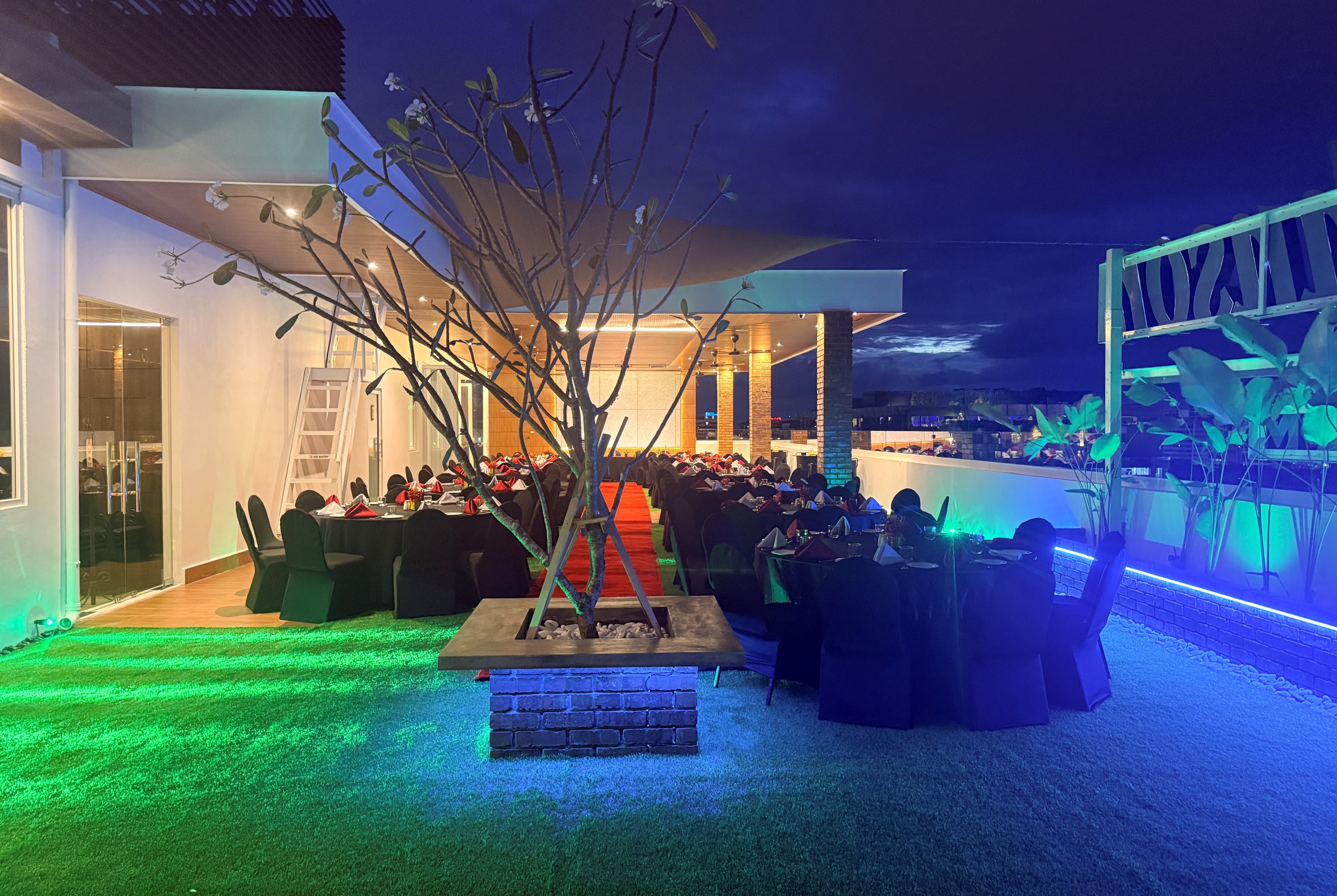 Meeting room banquet rounds at Howard Johnson by Wyndham Kota Kinabalu City Centre in Kota Kinabalu, Other than US/Canada