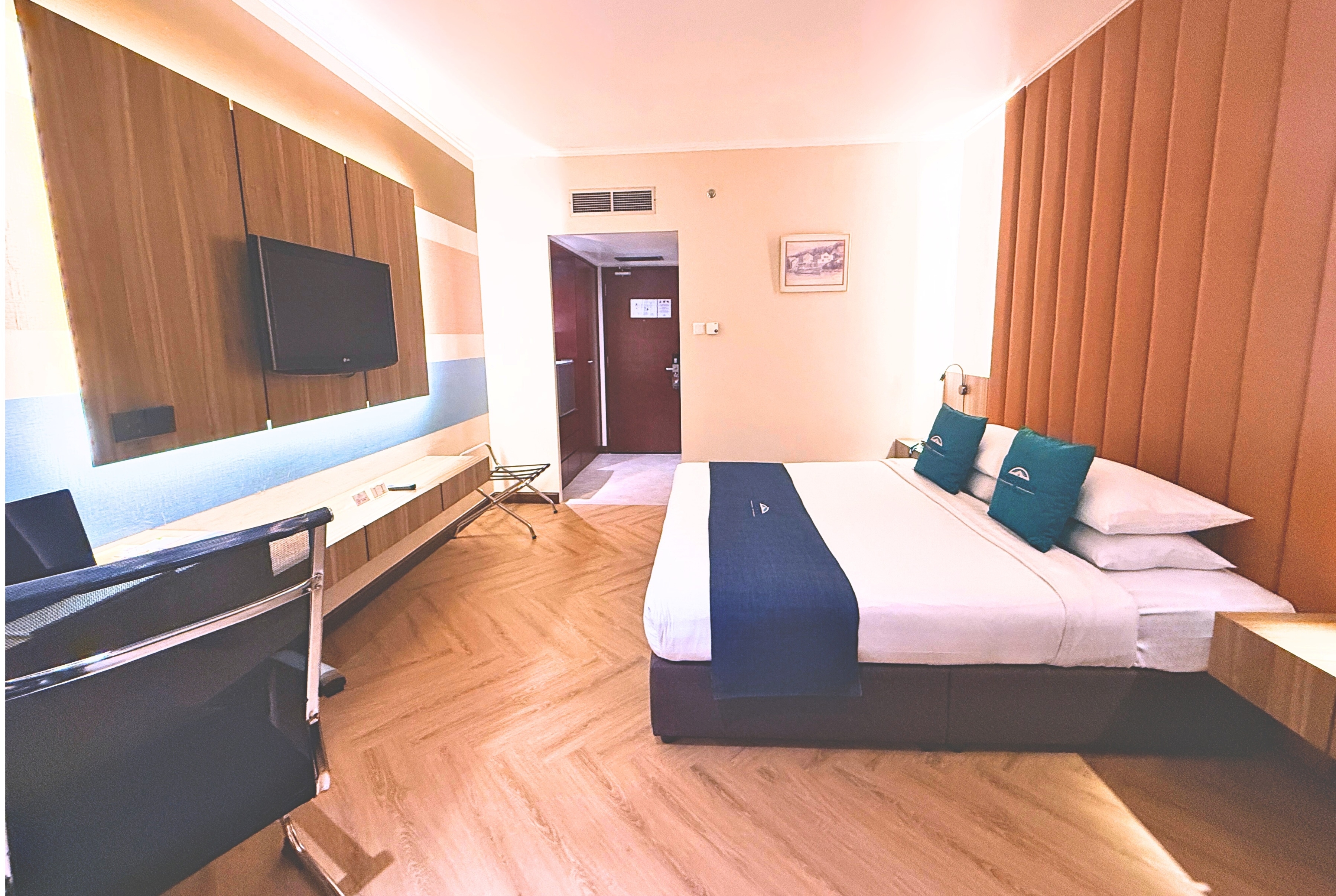 Guest room at the Howard Johnson by Wyndham Kota Kinabalu City Centre in Kota Kinabalu, Other than US/Canada