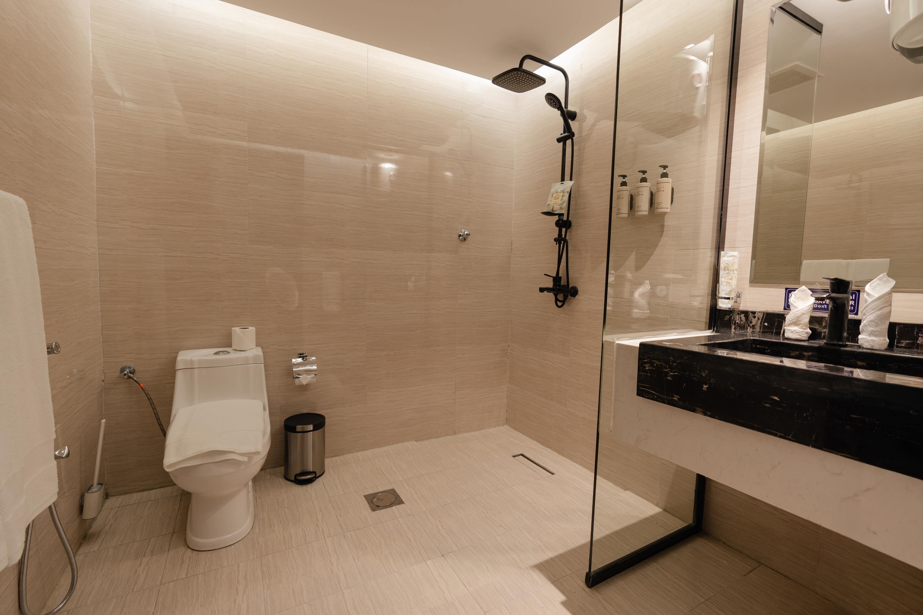 Guest room bath at the Howard Johnson by Wyndham Riyadh Al Nasiriyah in Riyadh, Other than US/Canada