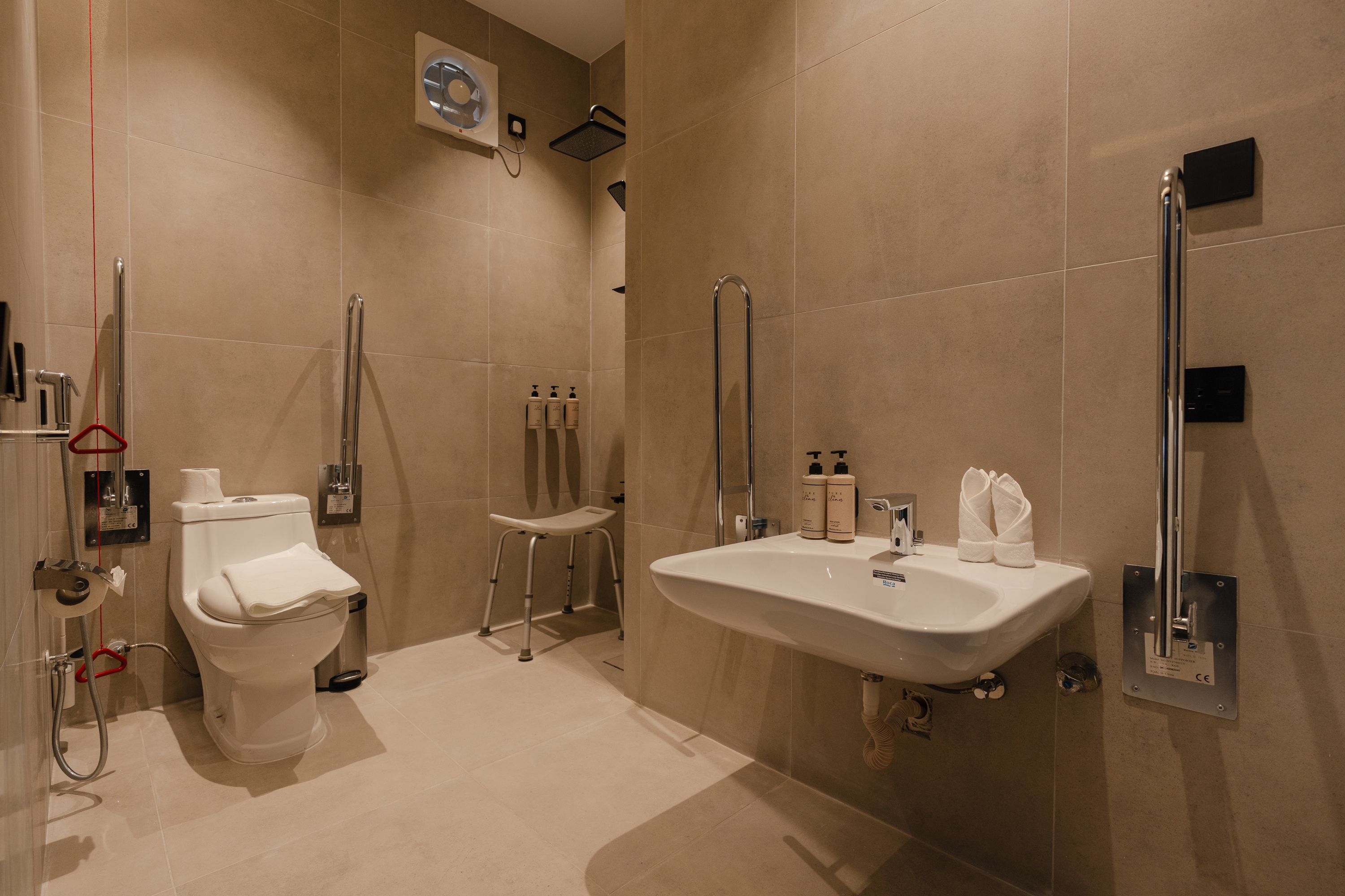 Guest room bath at the Howard Johnson by Wyndham Riyadh Al Nasiriyah in Riyadh, Other than US/Canada