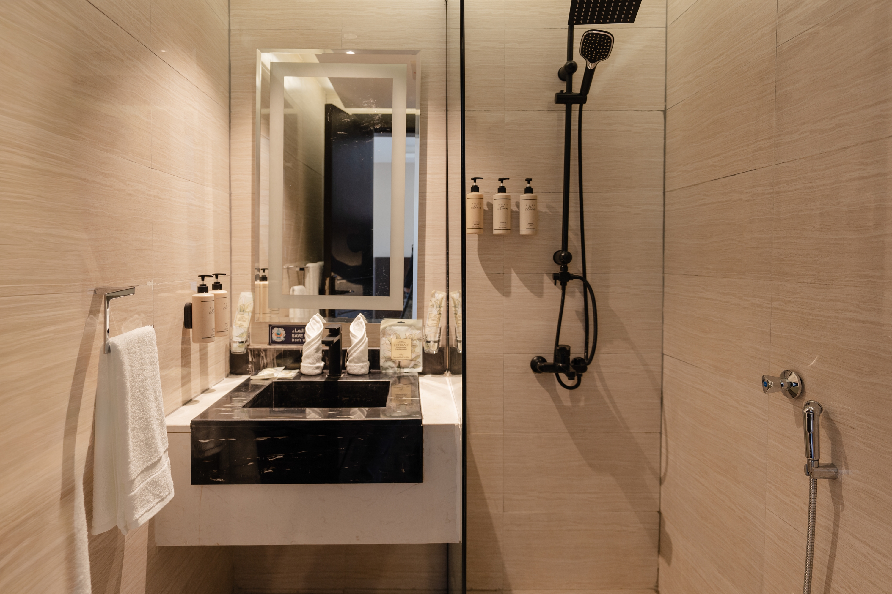 Guest room bath at the Howard Johnson by Wyndham Riyadh Al Nasiriyah in Riyadh, Other than US/Canada