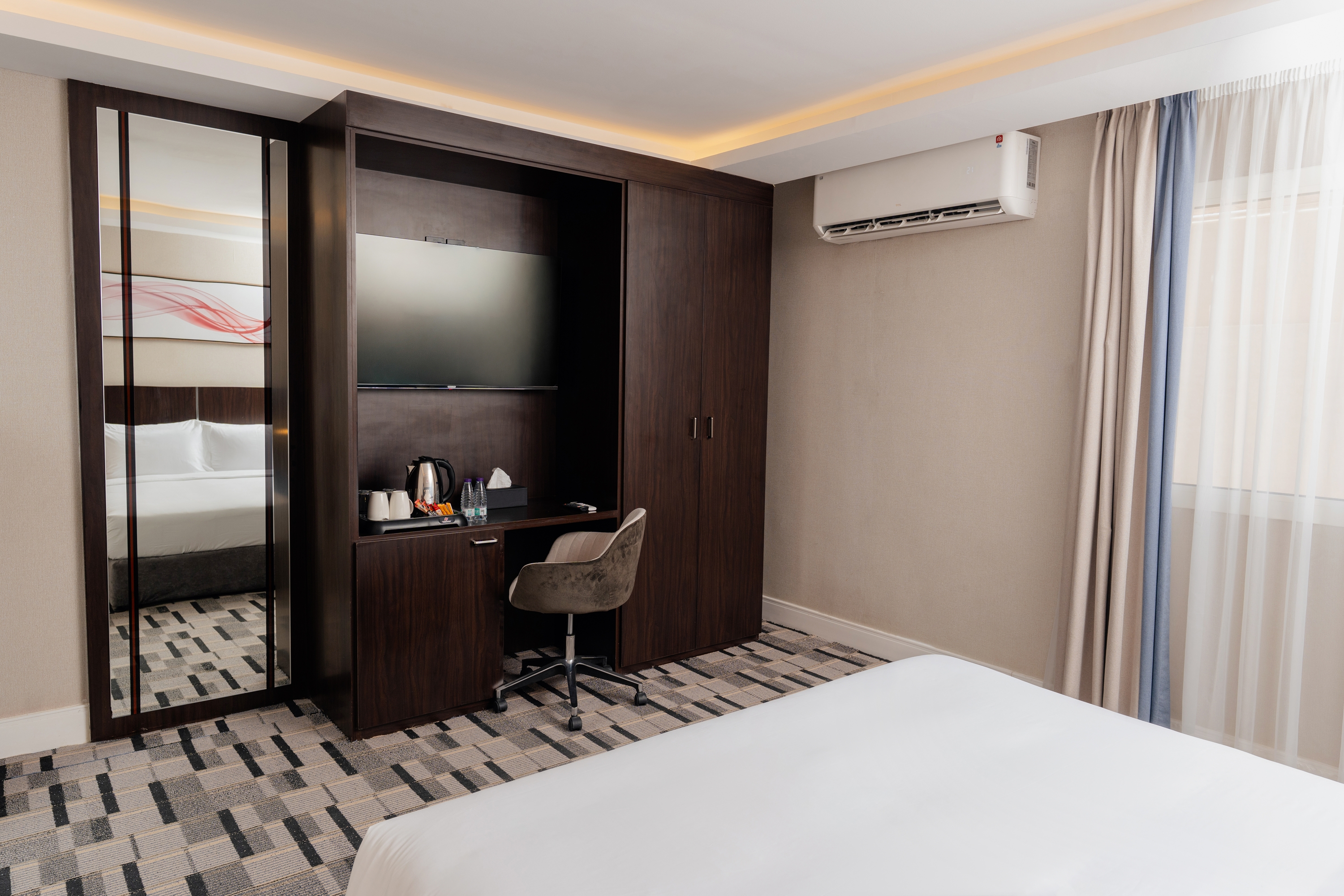 Guest room at the Howard Johnson by Wyndham Riyadh Al Nasiriyah in Riyadh, Other than US/Canada